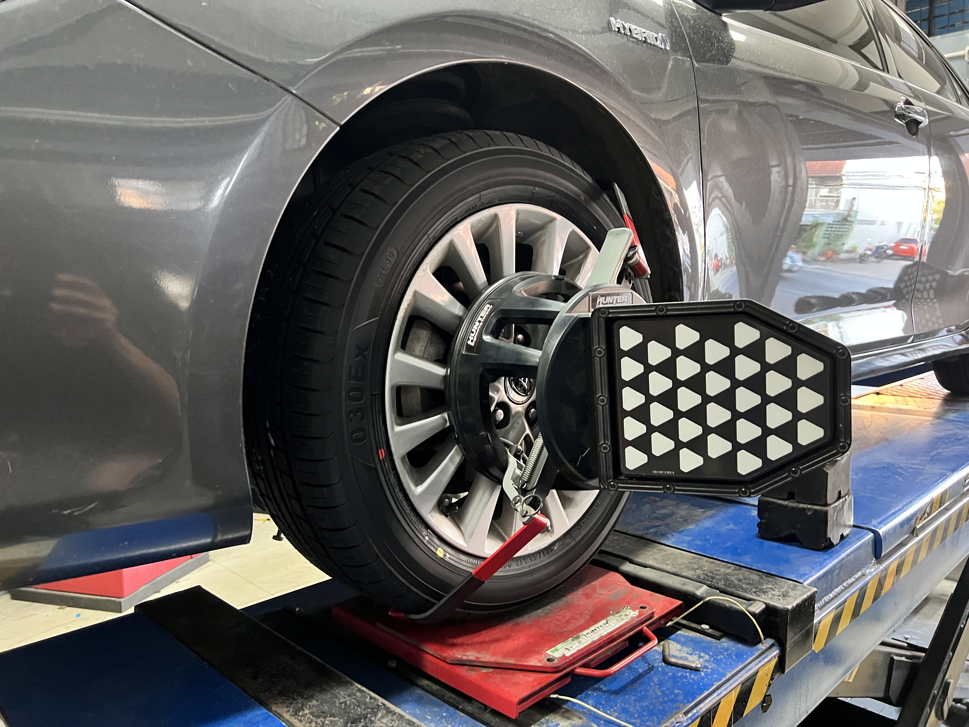 TOYOTA CAMRY เข้ารับบริการเปลี่ยนยางรถยนต์ เลือกใช้งานยางรถยนต์ Made in Japan นุ่มเงียบ รีดน้ำดี ใช้งานประจำวันสบายใจ [+] ALLIANCE Al30ex Made in Japan by YOKOHAMA [+] ขนาด 215/55R17 โปรโมชั่นราคาพิเศษ ติดต่อสอบถามเพิ่มเติม โทร : 08-6569-1915 บุ๊ก และทีมงาน ยินดีต้อนรับครับ 𝙊𝙪𝙧 𝙎𝙚𝙧𝙫𝙞𝙘𝙚 บริการทางร้าน เรารับทำอะไรบ้าง 🔧 ติดตั้งยางแบบไร้รอย 100% 🔧 บริการสลับยาง ตามอายุ 🔧 มียางรถยนต์ทุกยี่ห้อให้เลือกซื้อ 🔧 เช็คช่วงล่าง แก้ปัญหาให้ตรงจุด 🔧 บริการล้างลิ้นปีกผีเสื้อ 🔧 บริการเช็คระยะรถยนต์ 🔧 เปลี่ยนถ่ายของเหลวทั้งระบบ 🔧 ตั้งศูนย์ด้วยเครื่อง HUNTER นำเข้าจาก USA #รถยนต์มีปัญหาไม่รู้ต้องแก้ตรงไหน ทางเรายินดี ตรวจหาปัญหาและหาวิธีแก้ บอกลูกค้าก่อนลงมือทำเสมอราคาเป็นธรรมไม่เอาเปรียบ สบายใจคุณลูกค้า ---------------------------------- ดูแลให้คำปรึกษาทุกปัญหาคาใจ ไม่ทิ้งลูกค้า มีบริการหลังการขาย 【ให้ผู้เชี่ยวชาญของเรา ดูแลรถคุณ】 ร้านยางเจริญรุ่งเรือง ยินดีต้อนรับครับ #ยางรถยนต์ #yokohama #alliance #al30 #madeinjapan