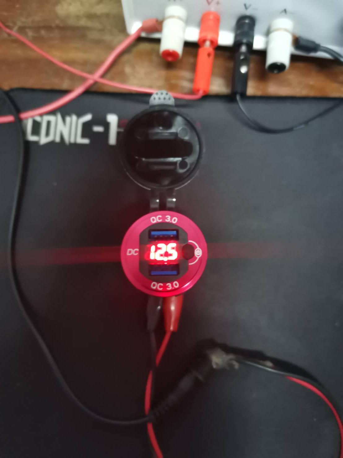 USB Charger อลูมิเนียม QC 3.0A พร้อมสวิทช์สัมพัส งานดี ไฟสวย ชาร์จเร็ว Power Box / รถยนต์