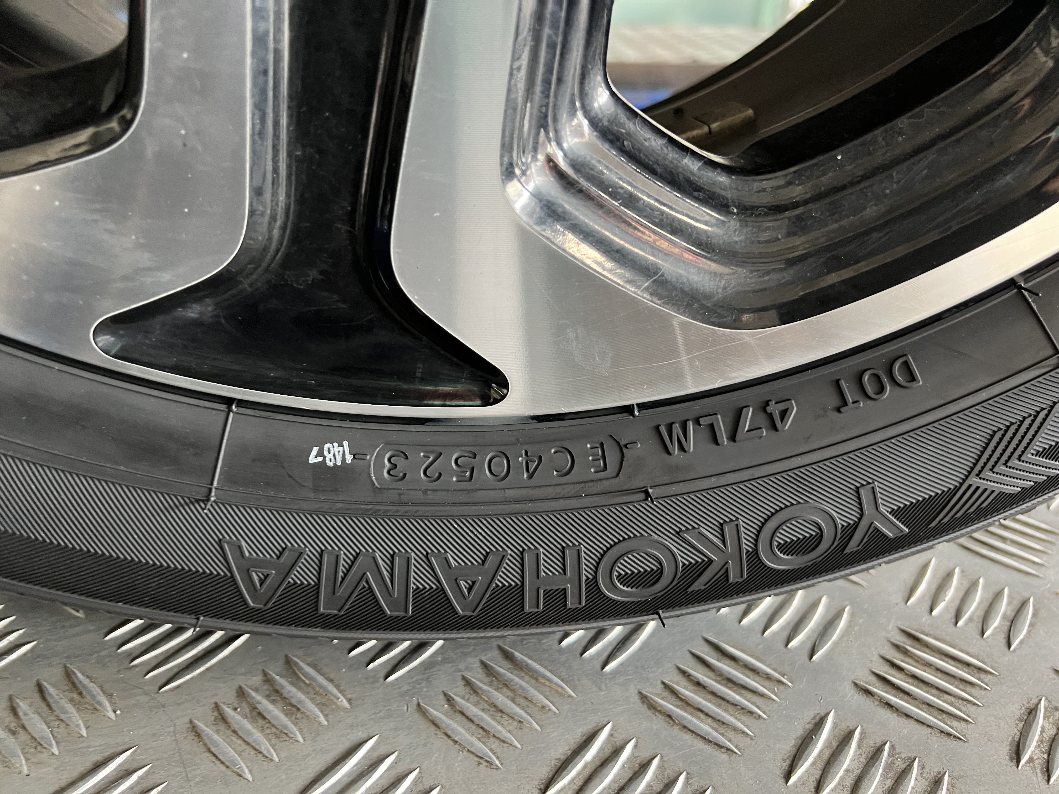 HONDA HRV เปลี่ยนยางเบอร์เดิม รุ่นเดิม ตรงรุ่น ไว้ใจ YOKOHAMA ยางพรีเมี่ยมญี่ปุ่น พร้อมบริการติดตั้ง ครบจบที่เดียว [+] Yokohama Bluearth E70 [+] ขนาด 215/55R17 โปรโมชั่นราคาพิเศษ ติดต่อสอบถามเพิ่มเติม โทร : 08-6569-1915 บุ๊ก และทีมงาน ยินดีต้อนรับครับ 𝙊𝙪𝙧 𝙎𝙚𝙧𝙫𝙞𝙘𝙚 บริการทางร้าน เรารับทำอะไรบ้าง 🔧 ติดตั้งยางแบบไร้รอย 100% 🔧 บริการสลับยาง ตามอายุ 🔧 มียางรถยนต์ทุกยี่ห้อให้เลือกซื้อ 🔧 เช็คช่วงล่าง แก้ปัญหาให้ตรงจุด 🔧 บริการล้างลิ้นปีกผีเสื้อ 🔧 บริการเช็คระยะรถยนต์ 🔧 เปลี่ยนถ่ายของเหลวทั้งระบบ 🔧 ตั้งศูนย์ด้วยเครื่อง HUNTER นำเข้าจาก USA #รถยนต์มีปัญหาไม่รู้ต้องแก้ตรงไหน ทางเรายินดี ตรวจหาปัญหาและหาวิธีแก้ บอกลูกค้าก่อนลงมือทำเสมอราคาเป็นธรรมไม่เอาเปรียบ สบายใจคุณลูกค้า ---------------------------------- ดูแลให้คำปรึกษาทุกปัญหาคาใจ ไม่ทิ้งลูกค้า มีบริการหลังการขาย 【ให้ผู้เชี่ยวชาญของเรา ดูแลรถคุณ】 ร้านยางเจริญรุ่งเรือง ยินดีต้อนรับครับ #ยางรถยนต์ #yokohama #bluearth #E70