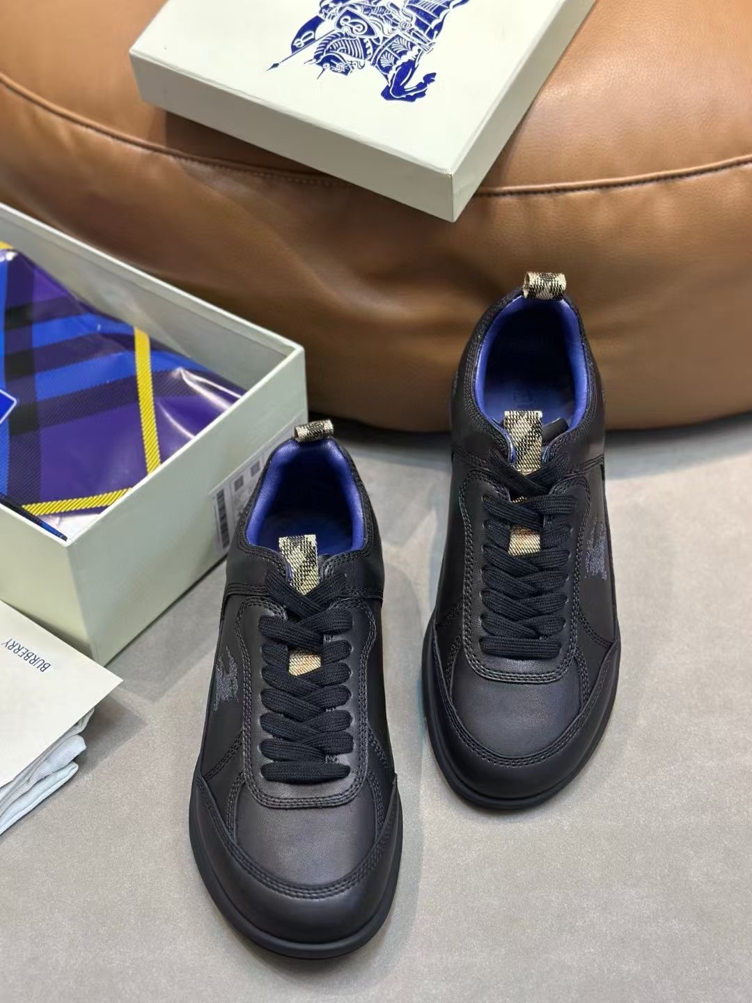 **DO** รองเท้าหนัง Burberry Leather Matrix Sneakers ของผู้ชาย สินค้าใหม่ ของแท้
