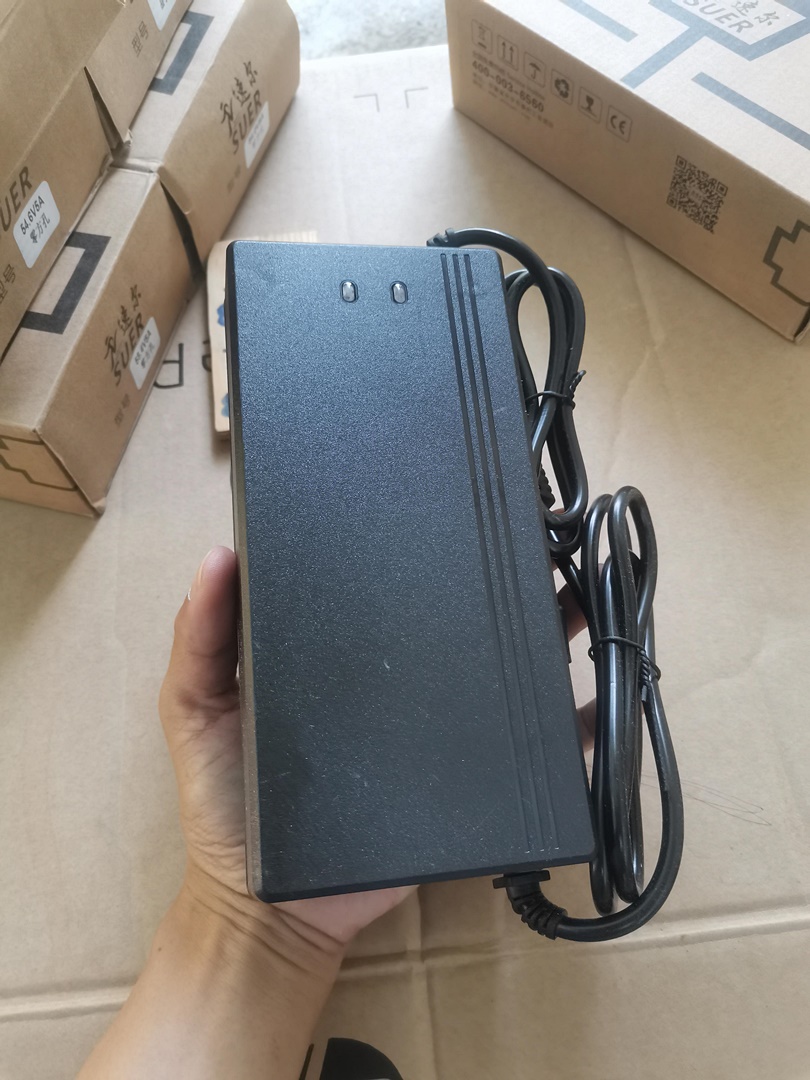 Adaptor Charger ยี่ห้อ Fast Suer 36V - 72V สำหรับชาร์จแบตเตอรี๋ Li-Ion , Lifepo4 หัวปลั๊ก IEC รถไฟฟ้า แบตเตอรี่