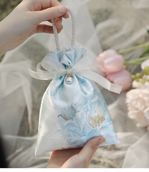 ถุงผ้าซาติน ลายดอกไม้ ตกแต่งด้วยไข่มุก สวยหรู หูเชือกเส้นใหญ่ ถุงใส่ของขวัญ ของชำร่วยงานแต่งงาน หรูหรา 527766