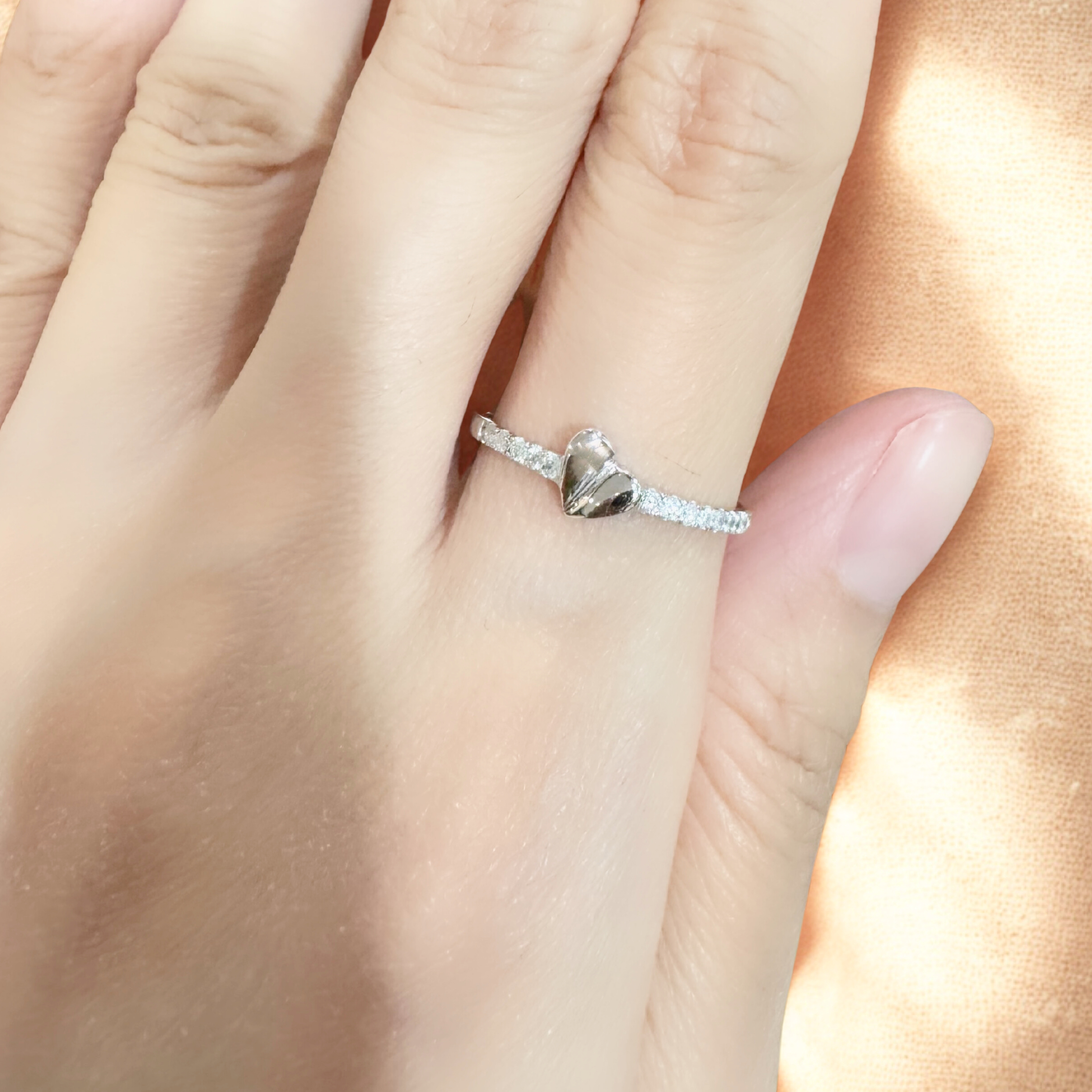 ✨ แหวนหัวใจเพชร 14 ตังค์ ตัวเรือน 9K เปล่งประกายในทุกมุมแสง ✨