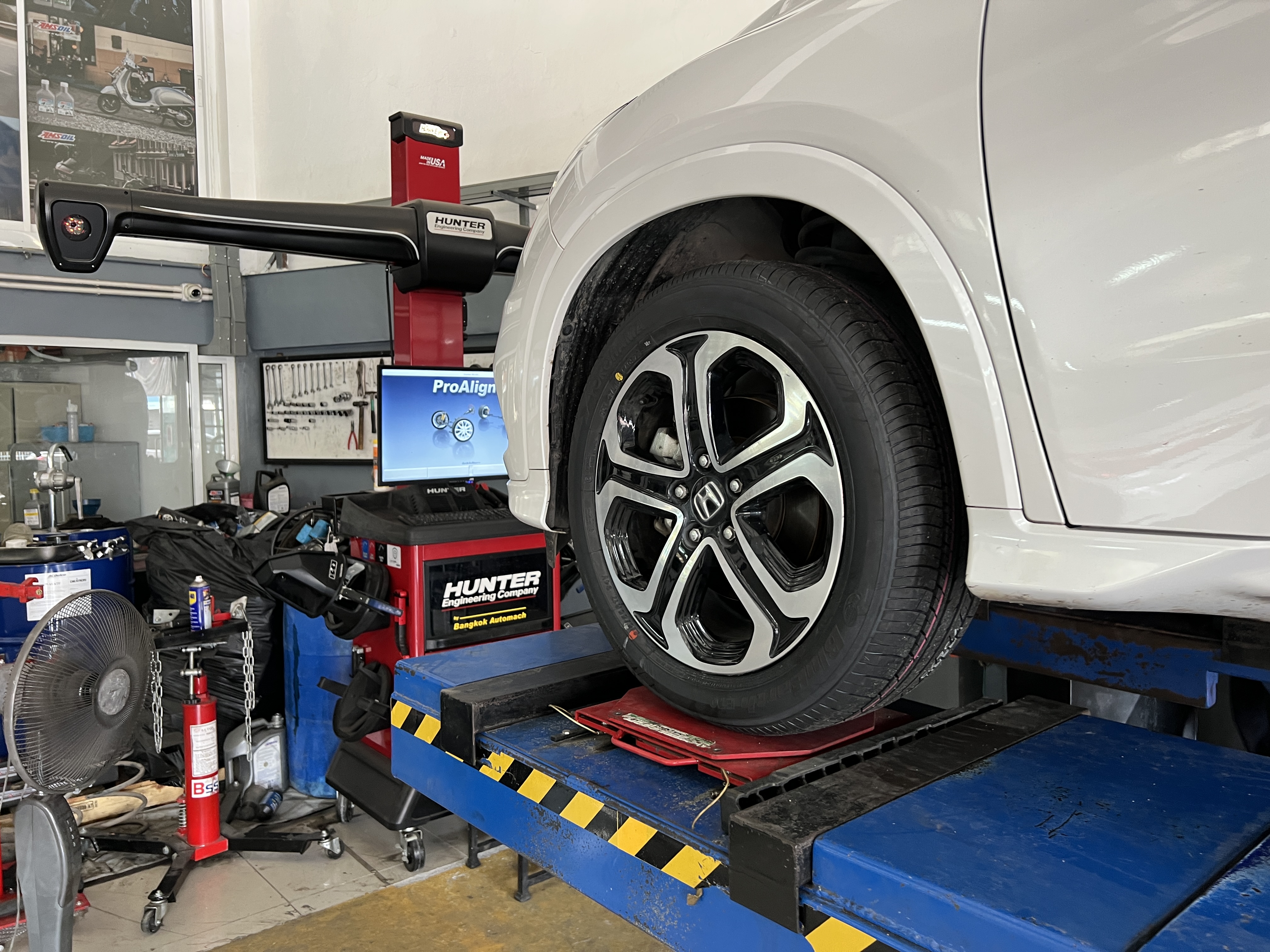 HONDA HRV เปลี่ยนยางเบอร์เดิม รุ่นเดิม ตรงรุ่น ไว้ใจ YOKOHAMA ยางพรีเมี่ยมญี่ปุ่น พร้อมบริการติดตั้ง ครบจบที่เดียว [+] Yokohama Bluearth E70 [+] ขนาด 215/55R17 โปรโมชั่นราคาพิเศษ ติดต่อสอบถามเพิ่มเติม โทร : 08-6569-1915 บุ๊ก และทีมงาน ยินดีต้อนรับครับ 𝙊𝙪𝙧 𝙎𝙚𝙧𝙫𝙞𝙘𝙚 บริการทางร้าน เรารับทำอะไรบ้าง 🔧 ติดตั้งยางแบบไร้รอย 100% 🔧 บริการสลับยาง ตามอายุ 🔧 มียางรถยนต์ทุกยี่ห้อให้เลือกซื้อ 🔧 เช็คช่วงล่าง แก้ปัญหาให้ตรงจุด 🔧 บริการล้างลิ้นปีกผีเสื้อ 🔧 บริการเช็คระยะรถยนต์ 🔧 เปลี่ยนถ่ายของเหลวทั้งระบบ 🔧 ตั้งศูนย์ด้วยเครื่อง HUNTER นำเข้าจาก USA #รถยนต์มีปัญหาไม่รู้ต้องแก้ตรงไหน ทางเรายินดี ตรวจหาปัญหาและหาวิธีแก้ บอกลูกค้าก่อนลงมือทำเสมอราคาเป็นธรรมไม่เอาเปรียบ สบายใจคุณลูกค้า ---------------------------------- ดูแลให้คำปรึกษาทุกปัญหาคาใจ ไม่ทิ้งลูกค้า มีบริการหลังการขาย 【ให้ผู้เชี่ยวชาญของเรา ดูแลรถคุณ】 ร้านยางเจริญรุ่งเรือง ยินดีต้อนรับครับ #ยางรถยนต์ #yokohama #bluearth #E70