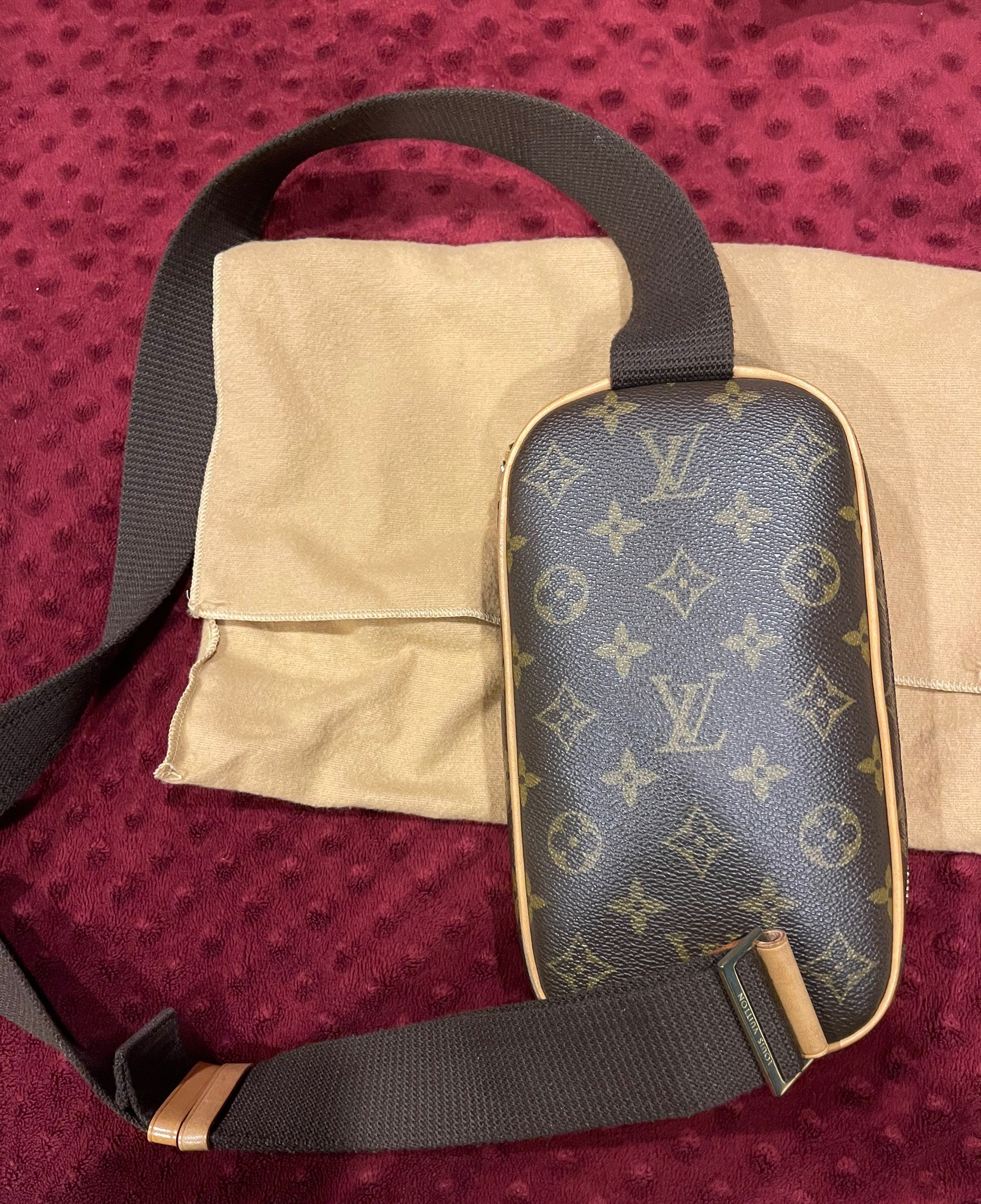 Louis Vuitton Pochette Gange กระเป๋า คาด-อก รุ่น Classic สภาพ 90 % หายาก