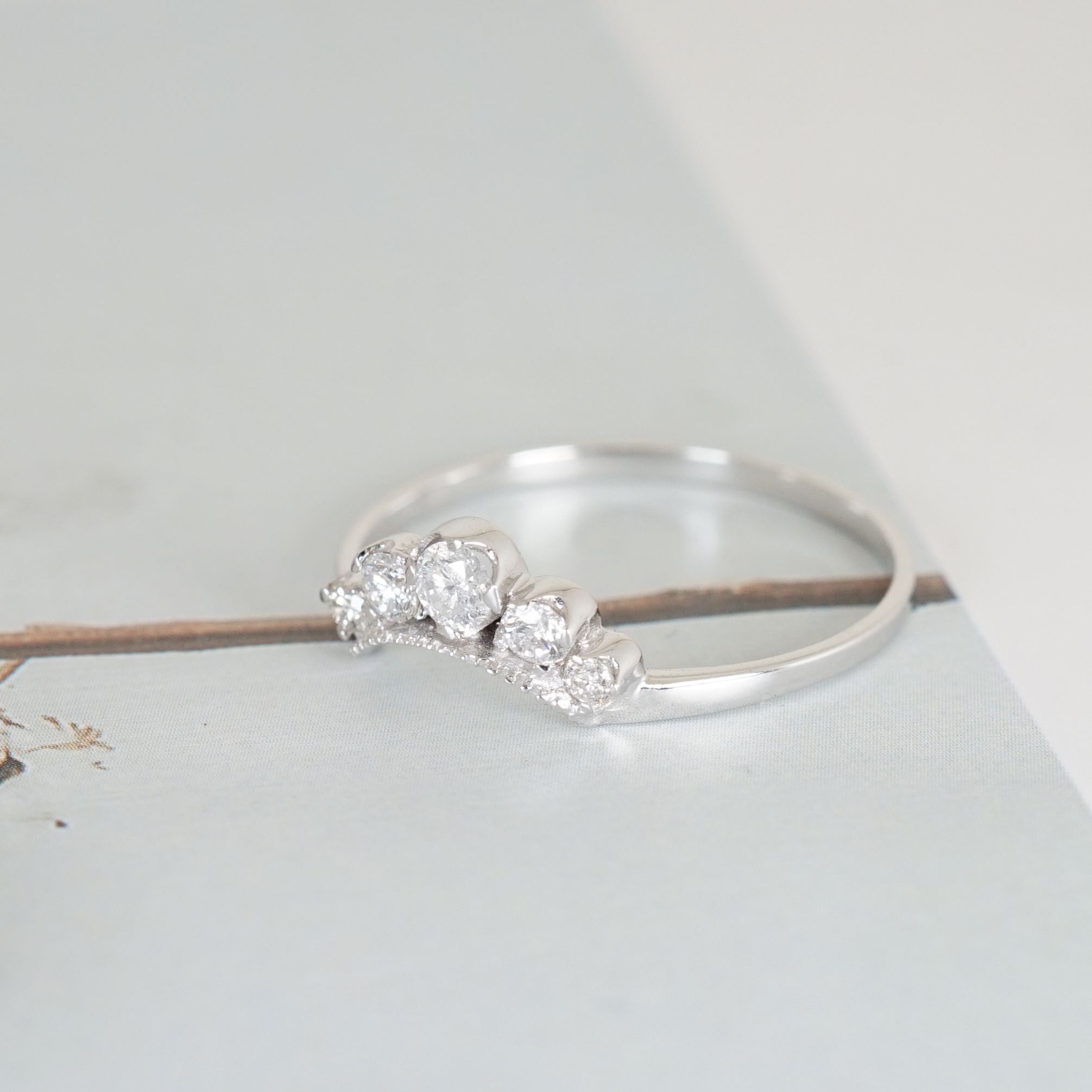 Little Tiara Diamond Ring แหวนเพชรแท้รูปทรงน่ารักที่เราได้รับแรงบันดาลใจมาจากมงกุฎอันจิ๋วๆที่สาวๆทุกคนต้องเคยใส่สมัยเด็กๆตอนเป็นเล่นเป็นเจ้าหญิง