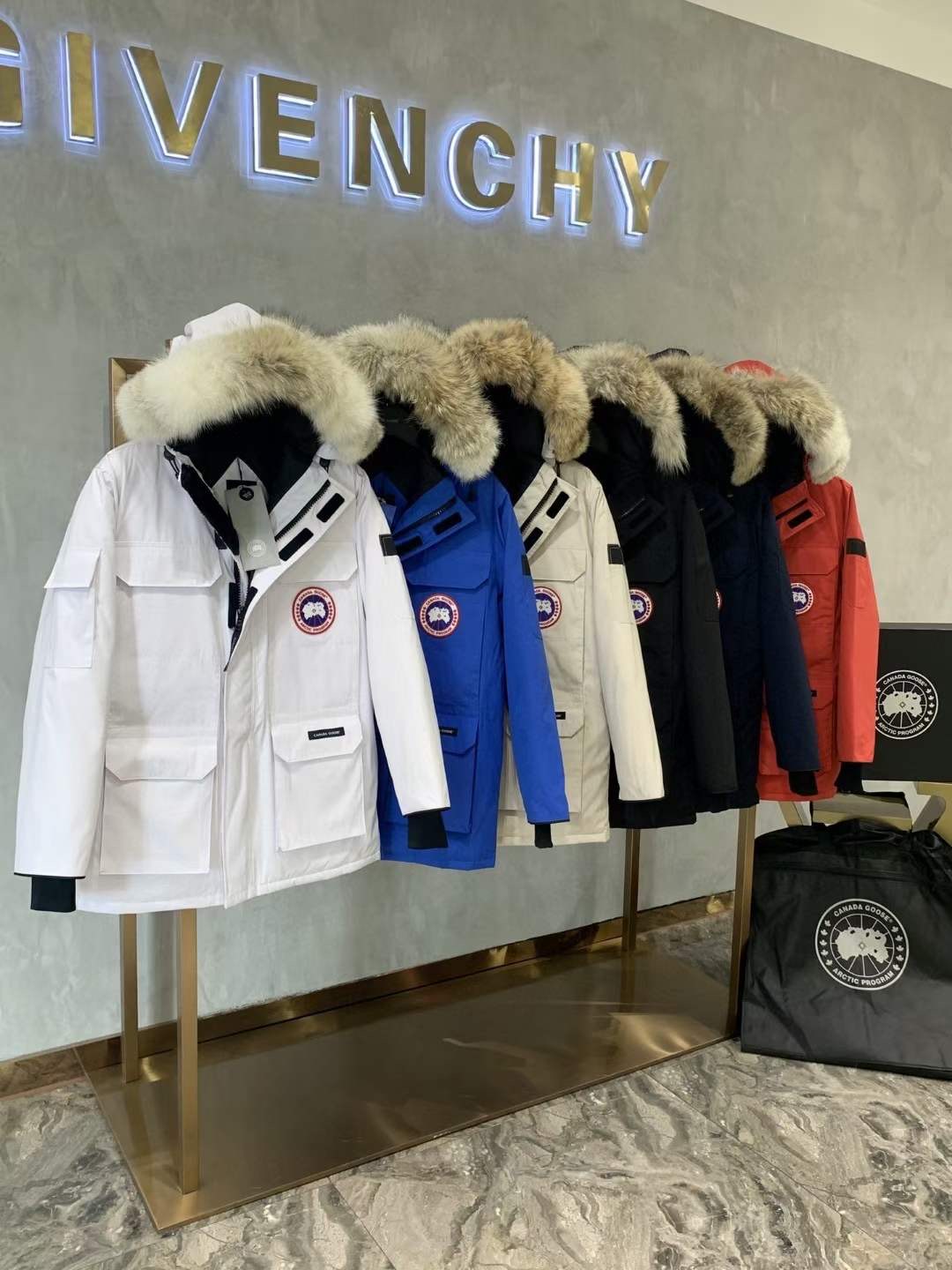 **Do** เสื้อ Canada Goose ใส่ได้ชาย หญิง สำหรับหนาวหรือหิมะตก ฮู้ดขนเฟอร์ มี 6 สีให้เลือก สินค้าใหม่ ของแท้