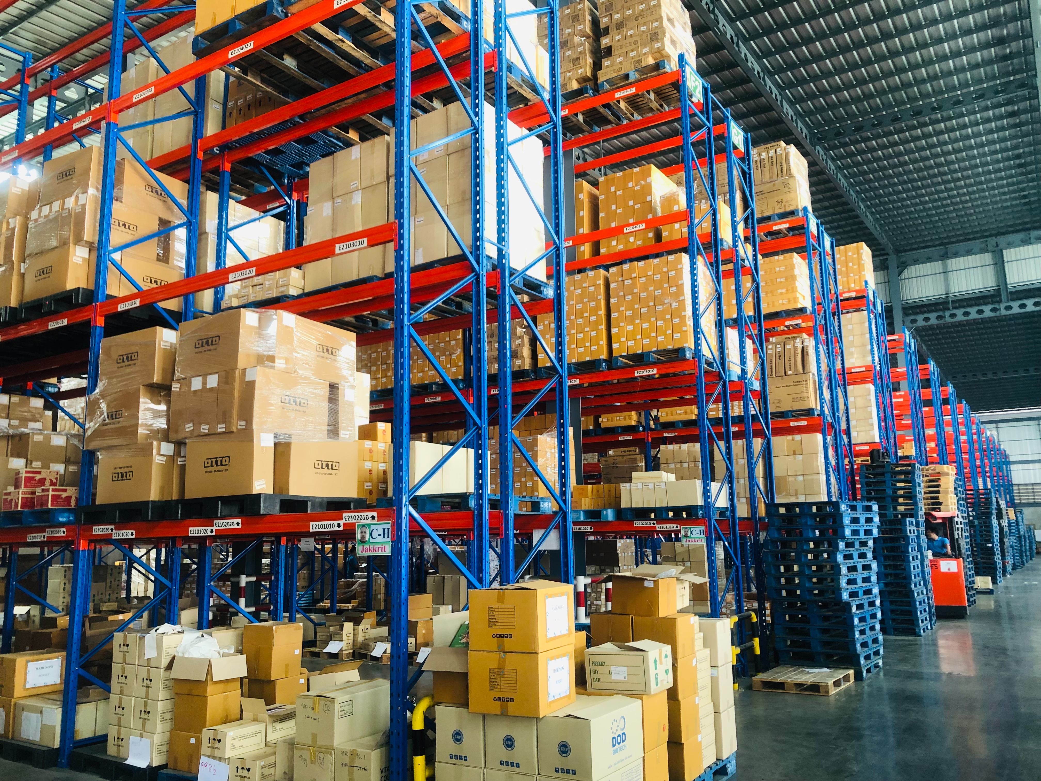 ชั้นวางของชั้นวางสินค้าในคลังสินค้ามือสอง