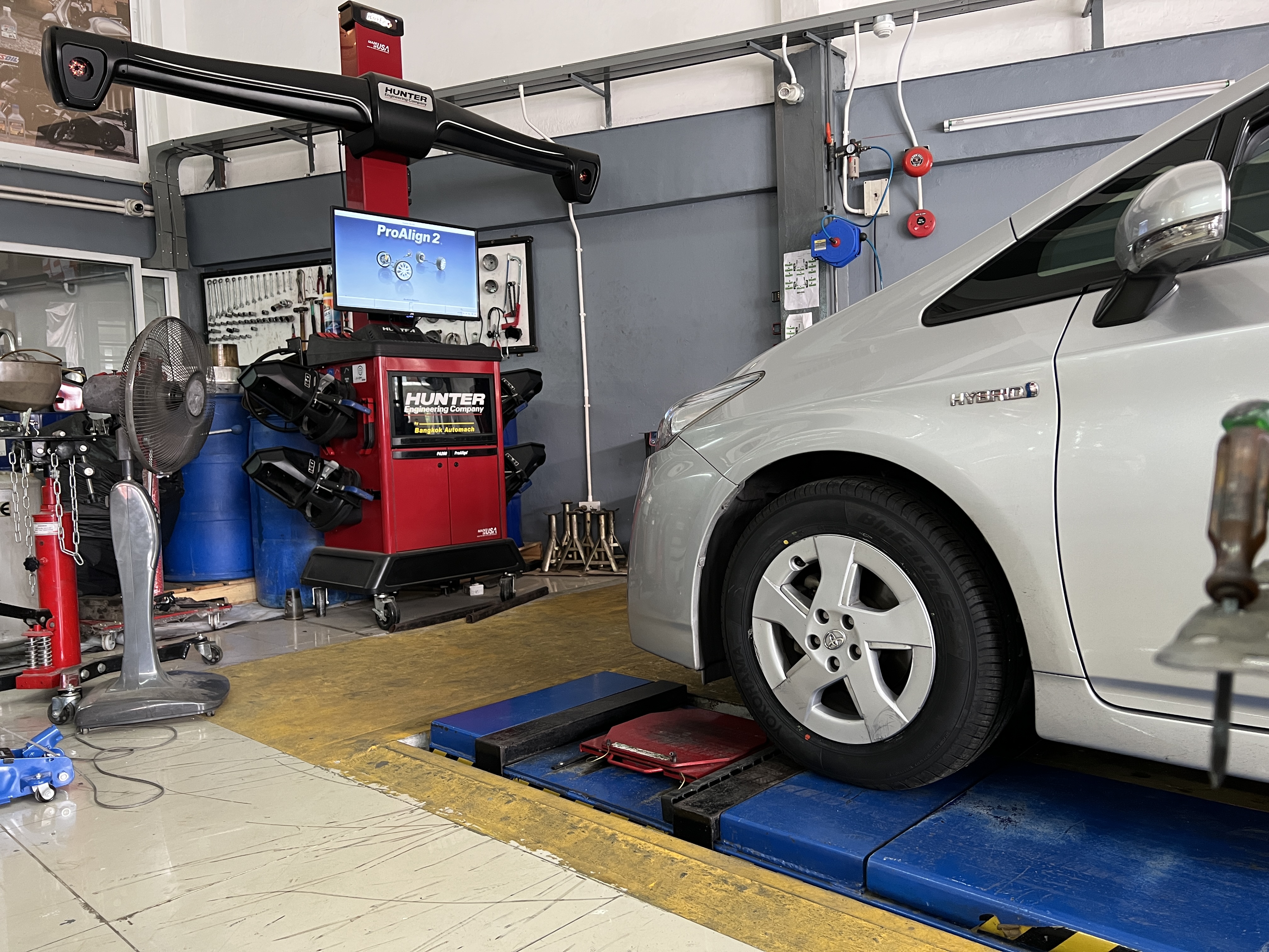 TOYOTA PRIUS เปลี่ยนยางรถยนต์ พรีเมี่ยม นุ่มนวล ปลอดภัย ใช้งานประจำวัน ยางญี่ปุ่น [+] YOKOHAMA BLUEARTH ES32 [+] ขนาด 195/65R15 โปรโมชั่นราคาพิเศษ ติดต่อสอบถามเพิ่มเติม โทร : 08-6569-1915 บุ๊ก และทีมงาน ยินดีต้อนรับครับ 𝙊𝙪𝙧 𝙎𝙚𝙧𝙫𝙞𝙘𝙚 บริการทางร้าน เรารับทำอะไรบ้าง 🔧 ติดตั้งยางแบบไร้รอย 100% 🔧 บริการสลับยาง ตามอายุ 🔧 มียางรถยนต์ทุกยี่ห้อให้เลือกซื้อ 🔧 เช็คช่วงล่าง แก้ปัญหาให้ตรงจุด 🔧 บริการล้างลิ้นปีกผีเสื้อ 🔧 บริการเช็คระยะรถยนต์ 🔧 เปลี่ยนถ่ายของเหลวทั้งระบบ 🔧 ตั้งศูนย์ด้วยเครื่อง HUNTER นำเข้าจาก USA #รถยนต์มีปัญหาไม่รู้ต้องแก้ตรงไหน ทางเรายินดี ตรวจหาปัญหาและหาวิธีแก้ บอกลูกค้าก่อนลงมือทำเสมอราคาเป็นธรรมไม่เอาเปรียบ สบายใจคุณลูกค้า ---------------------------------- ดูแลให้คำปรึกษาทุกปัญหาคาใจ ไม่ทิ้งลูกค้า มีบริการหลังการขาย 【ให้ผู้เชี่ยวชาญของเรา ดูแลรถคุณ】 ร้านยางเจริญรุ่งเรือง ยินดีต้อนรับครับ #ยางรถยนต์ #yokohama #es32