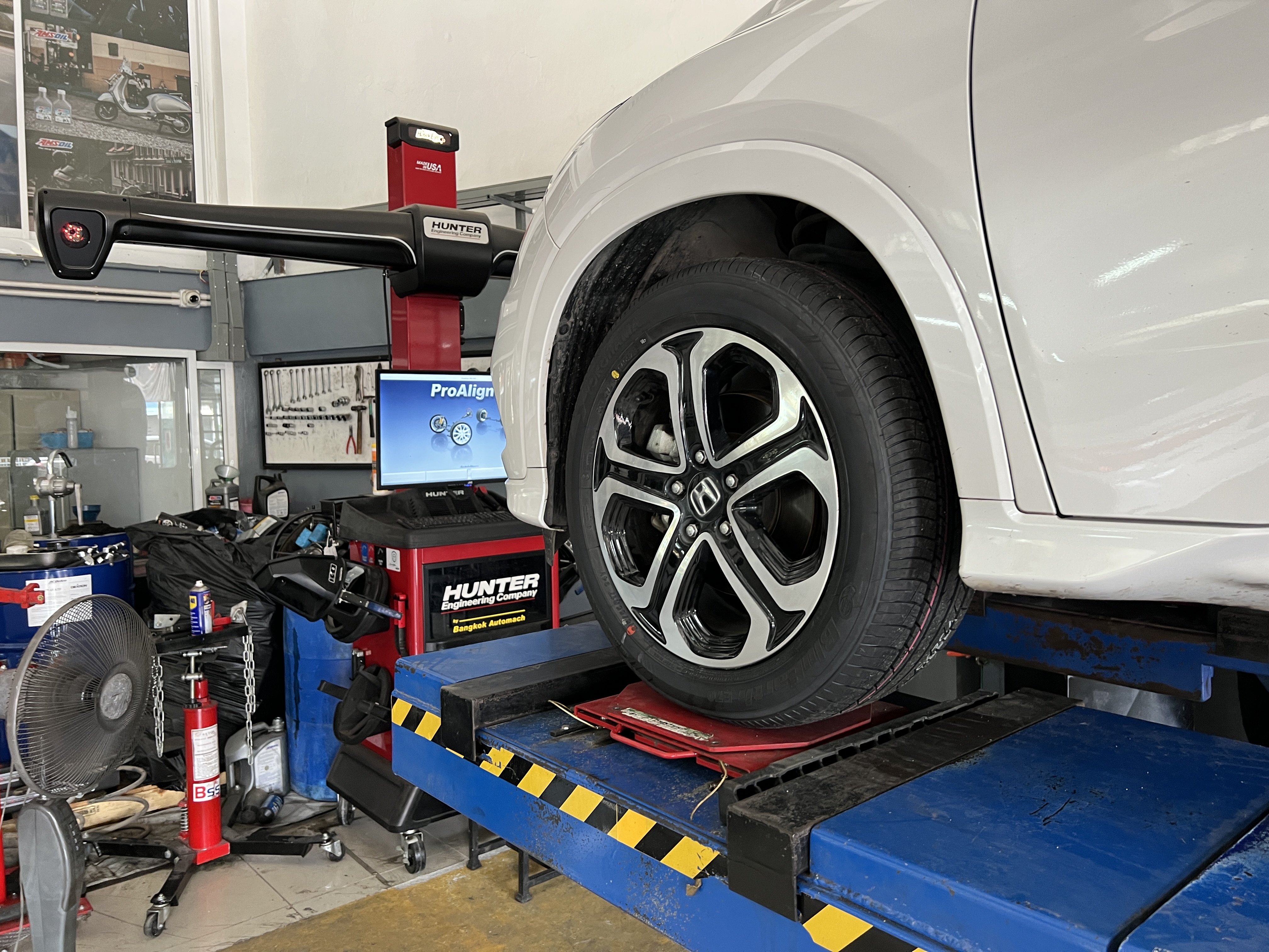 HONDA HRV เปลี่ยนยางเบอร์เดิม รุ่นเดิม ตรงรุ่น ไว้ใจ YOKOHAMA ยางพรีเมี่ยมญี่ปุ่น พร้อมบริการติดตั้ง ครบจบที่เดียว [+] Yokohama Bluearth E70 [+] ขนาด 215/55R17 โปรโมชั่นราคาพิเศษ ติดต่อสอบถามเพิ่มเติม โทร : 08-6569-1915 บุ๊ก และทีมงาน ยินดีต้อนรับครับ 𝙊𝙪𝙧 𝙎𝙚𝙧𝙫𝙞𝙘𝙚 บริการทางร้าน เรารับทำอะไรบ้าง 🔧 ติดตั้งยางแบบไร้รอย 100% 🔧 บริการสลับยาง ตามอายุ 🔧 มียางรถยนต์ทุกยี่ห้อให้เลือกซื้อ 🔧 เช็คช่วงล่าง แก้ปัญหาให้ตรงจุด 🔧 บริการล้างลิ้นปีกผีเสื้อ 🔧 บริการเช็คระยะรถยนต์ 🔧 เปลี่ยนถ่ายของเหลวทั้งระบบ 🔧 ตั้งศูนย์ด้วยเครื่อง HUNTER นำเข้าจาก USA #รถยนต์มีปัญหาไม่รู้ต้องแก้ตรงไหน ทางเรายินดี ตรวจหาปัญหาและหาวิธีแก้ บอกลูกค้าก่อนลงมือทำเสมอราคาเป็นธรรมไม่เอาเปรียบ สบายใจคุณลูกค้า ---------------------------------- ดูแลให้คำปรึกษาทุกปัญหาคาใจ ไม่ทิ้งลูกค้า มีบริการหลังการขาย 【ให้ผู้เชี่ยวชาญของเรา ดูแลรถคุณ】 ร้านยางเจริญรุ่งเรือง ยินดีต้อนรับครับ #ยางรถยนต์ #yokohama #bluearth #E70