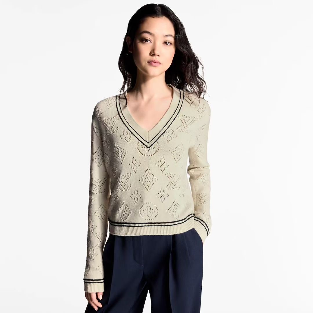 **do** เสื้อคอวีแขนยาว LV Stripe Accent Pullover ผ้าฉลุลาย สินค้าใหม่ ของแท้