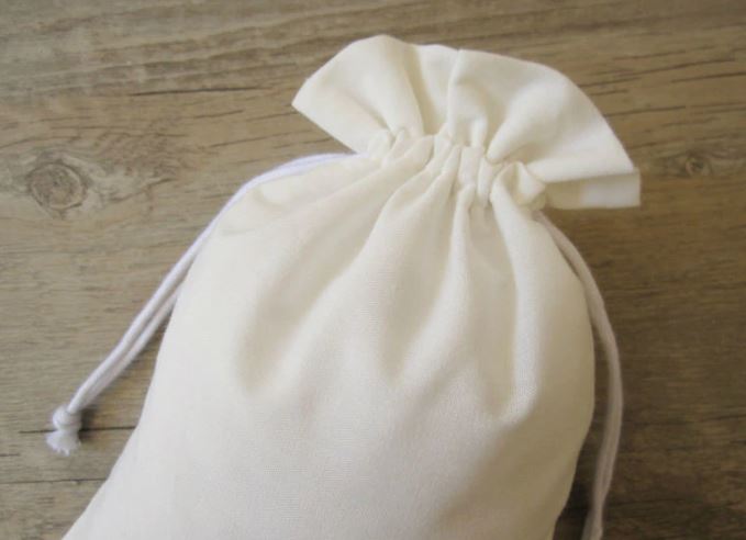 ถุงผ้ากระสอบ ถุงผ้าดิบ ผ้าฝ้าย ผ้าลินิน สีขาวครีม หูรูด กลาง เหลือ ผ้าด้านบน ถุงผ้าสกรีนลาย สกรีน logo 680614