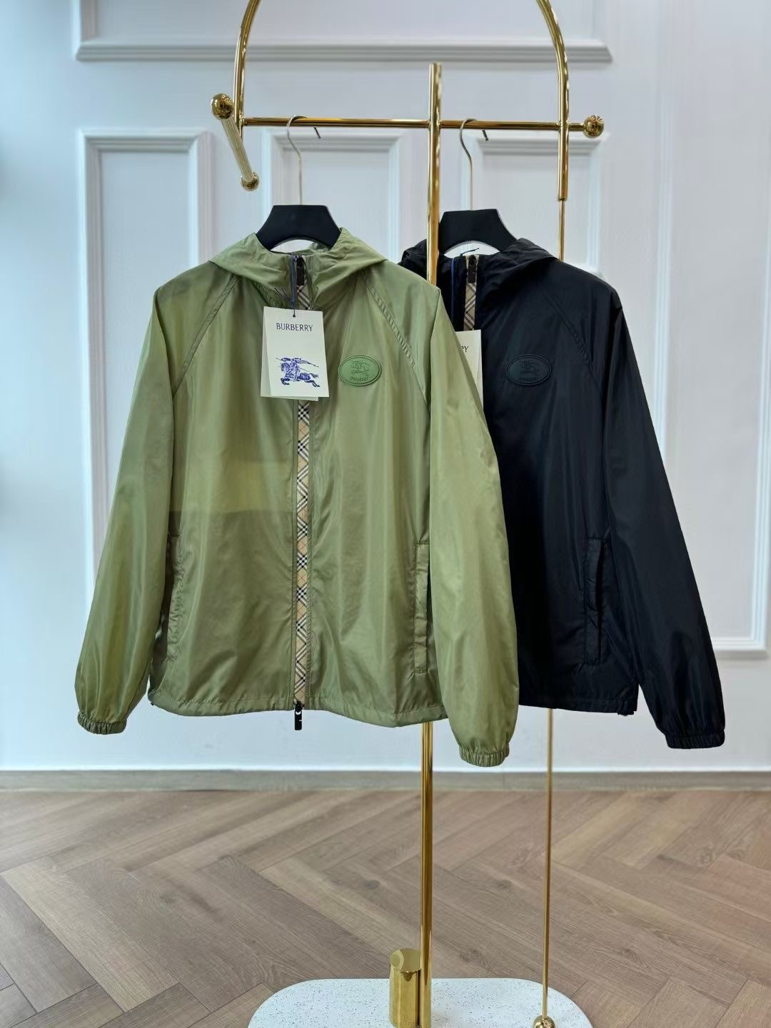 **do** เสื้อกันฝนกันลม BURBERRY Nylon jacket with EKD patch มี 2สี สินค้าใหม่ ของแท้