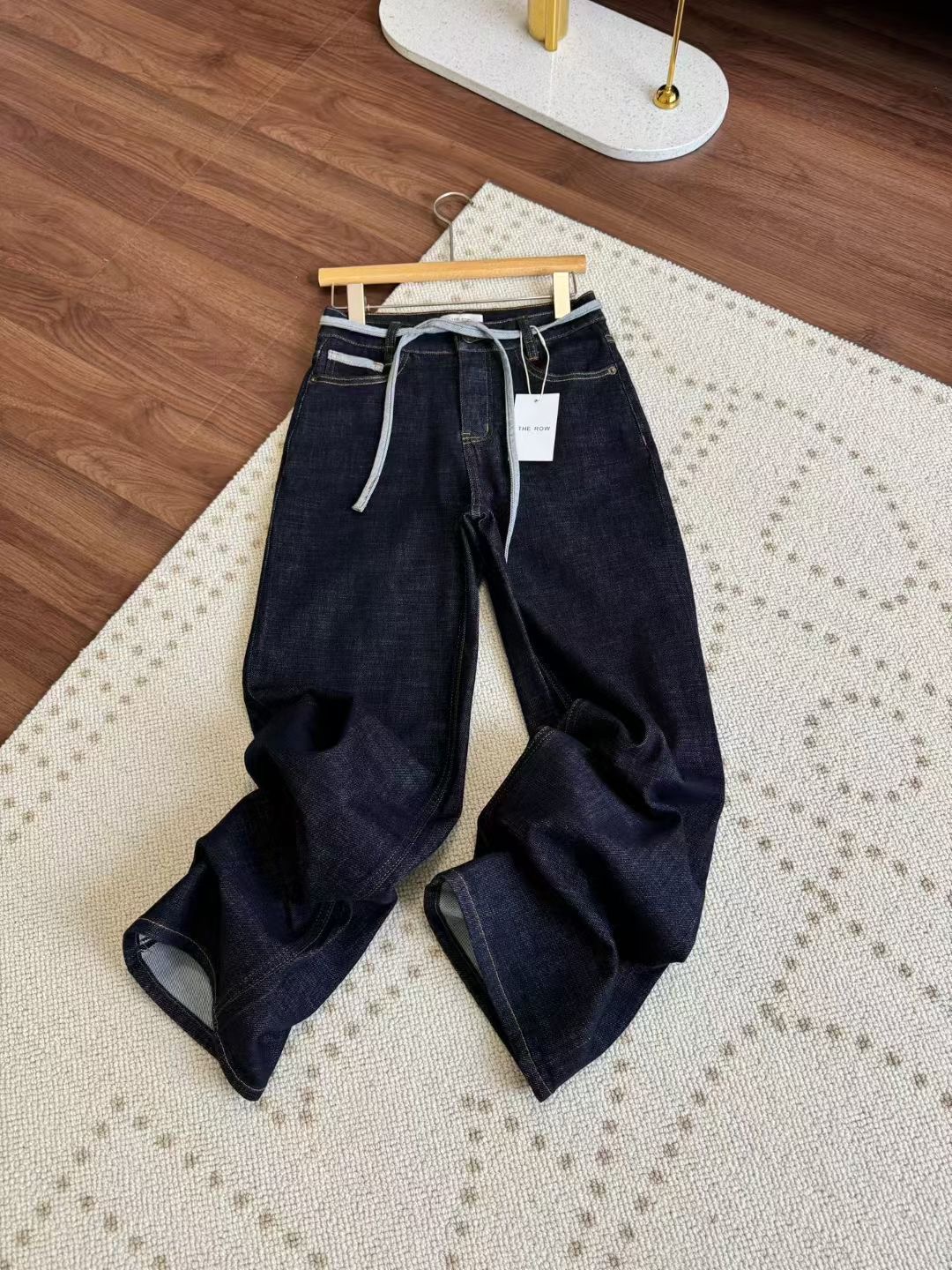 กางเกงยีนส์ขาตรง The Row มีผ้าคล้องเอว ของผู้หญิง สินค้าใหม่ ของแท้