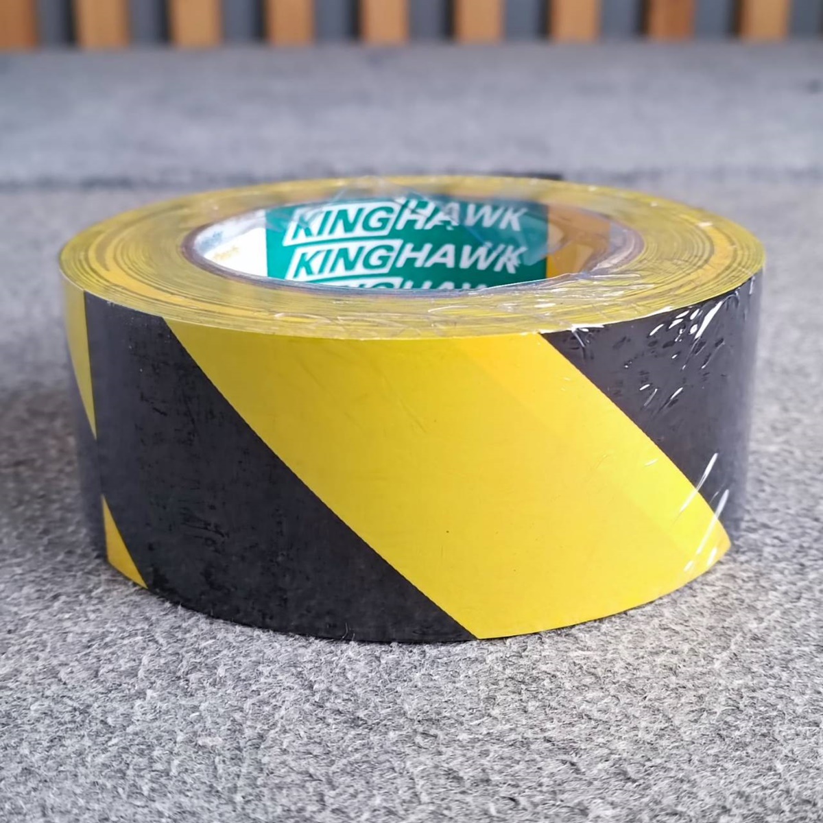 1ม้วน เหลืองดำ เทปตีเส้นพื้น PVC TAPE ขนาด 48mm ยาว33เมตร สี เหลืองดำ Kinghawk เทป ตีเส้น เอไอ-ไพศาล