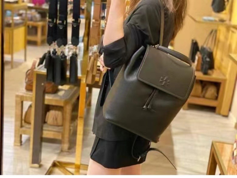 **C**กระเป๋าเป้หนังแท้ Tory Burch Plain Leather Crossbody Backpacks สินค้าใหม่ ของแท้