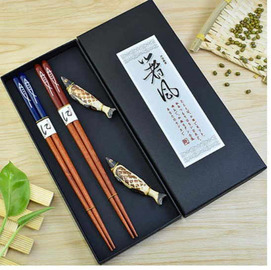 Set ตะเกียบคู่ ตะเกียบไม้ พร้อมกับ ที่รองตะเกียบ เข้าชุด ลายปลา ของชำร่วยของแจกงานแต่งงาน ไอเดียเก๋ 888111