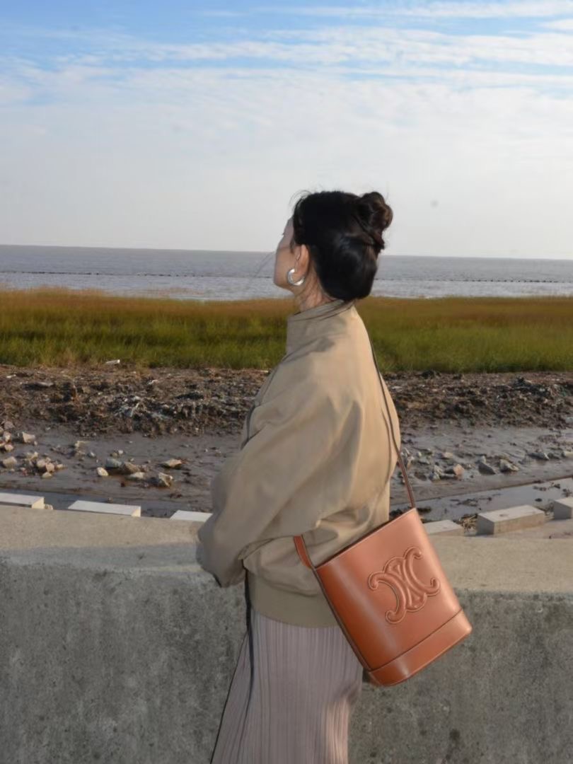 **do** กระเป๋าหนังแท้ Celine BUCKET CUIR TRIOMPHE IN SMOOTH CALFSKIN หนังนุ่มสวยมาก ของใหม่ แท้