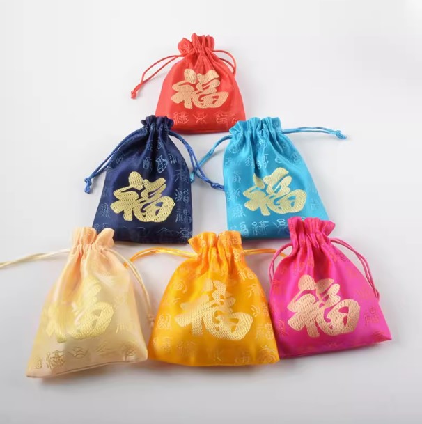 ถุงผ้าซาติน ลาย ภาษาจีน คำว่า พร มงคล ถุงผ้าใส่ของขวัญ ของชำร่วย มงคล ขนาด 9.5*14 cm สีแดง ฟ้า น้ำเงิน ชมพู 602178