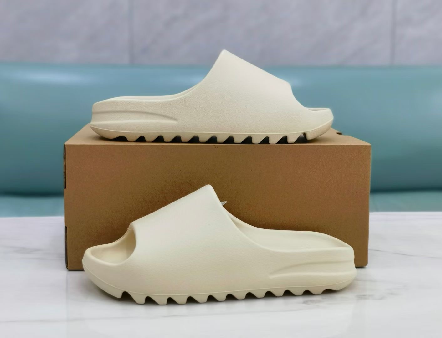 **C2** รองเท้าแตะ adidas Yeezy YEEZY slides มีไซส์ Us3-11 สินค้าใหม่ ของแท้