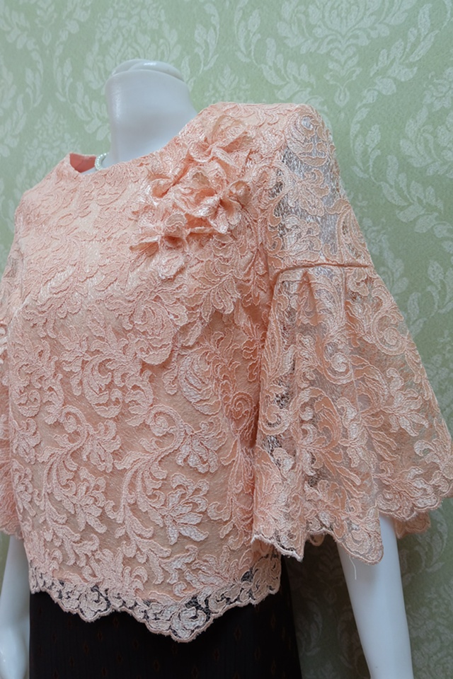 เสื้อลูกไม้ฝรั่งเศส อกแต่งดอกไม้ แขน3ส่วน สีส้ม เบอร์ XXXL อกเสื้อวัดจริง 44 นิ้ว