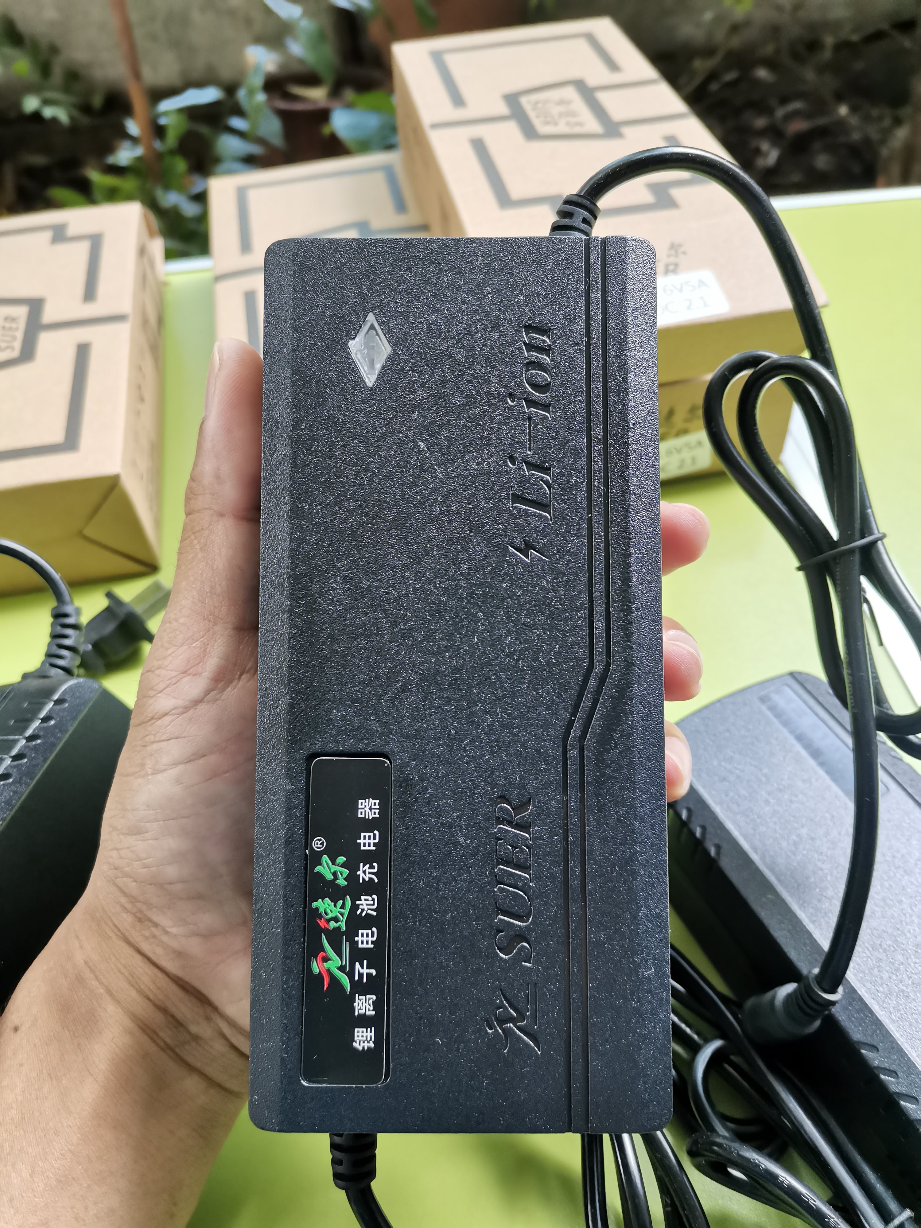 ที่ชาร์จ 12.6V ( 3S li-ion) , 14.6V ( 4S LifePo4 ) ที่ชาร์จ แบตเตอรี่ Lithuim SUER แบรนจีน หัวแจ๊ค DC 5.5*2.1