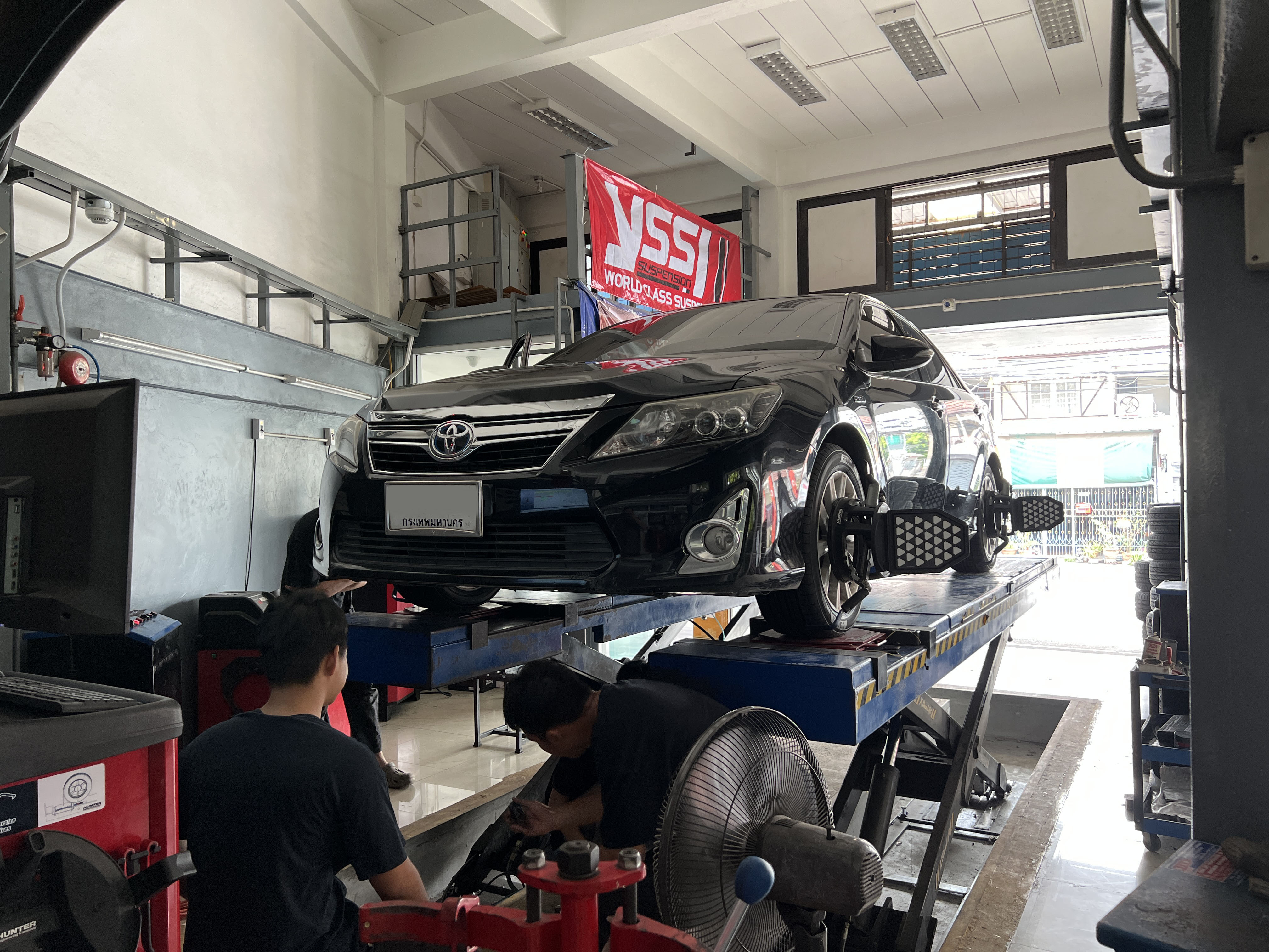 TOYOTA CAMRY เข้ารับบริการเปลี่ยนยางรถยนต์ เลือกใช้งานยางญี่ปุ่น นุ่มนวล พร้อมบริการติดตั้ง และบริการหลังการขายตลอดอายุยาง [+] YOKOHAMA ALLIANCE AL030es Made in Japan [+] ขนาด 215/55R17 โปรโมชั่นราคาพิเศษ ติดต่อสอบถามเพิ่มเติม โทร : 08-6569-1915 บุ๊ก และทีมงาน ยินดีต้อนรับครับ 𝙊𝙪𝙧 𝙎𝙚𝙧𝙫𝙞𝙘𝙚 บริการทางร้าน เรารับทำอะไรบ้าง 🔧 ติดตั้งยางแบบไร้รอย 100% 🔧 บริการสลับยาง ตามอายุ 🔧 มียางรถยนต์ทุกยี่ห้อให้เลือกซื้อ 🔧 เช็คช่วงล่าง แก้ปัญหาให้ตรงจุด 🔧 บริการล้างลิ้นปีกผีเสื้อ 🔧 บริการเช็คระยะรถยนต์ 🔧 เปลี่ยนถ่ายของเหลวทั้งระบบ 🔧 ตั้งศูนย์ด้วยเครื่อง HUNTER นำเข้าจาก USA #รถยนต์มีปัญหาไม่รู้ต้องแก้ตรงไหน ทางเรายินดี ตรวจหาปัญหาและหาวิธีแก้ บอกลูกค้าก่อนลงมือทำเสมอราคาเป็นธรรมไม่เอาเปรียบ สบายใจคุณลูกค้า ---------------------------------- ดูแลให้คำปรึกษาทุกปัญหาคาใจ ไม่ทิ้งลูกค้า มีบริการหลังการขาย 【ให้ผู้เชี่ยวชาญของเรา ดูแลรถคุณ】 ร้านยางเจริญรุ่งเรือง ยินดีต้อนรับครับ #ยางรถยนต์ #yokohama #alliance #al030ex #madeinjapan