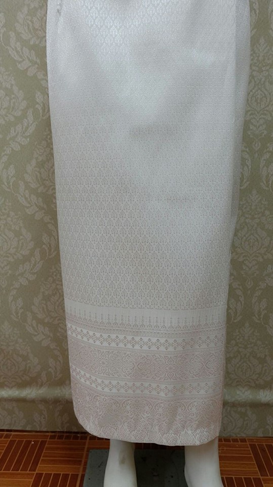 ผ้าถุงไหมสำเร็จรูป สีขาว เอว32 นิ้วเลื่อนได้ถึง34 นิ้ว ลายใบโพธิ์