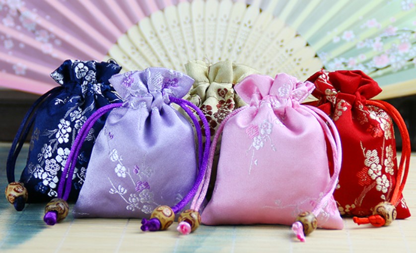 ถุงผ้าหูรูด ใส่ของขวัญ ของชำร่วย ถุงผ้าลินิน งานปัก ลายดอกไม้ สวยหรู ตกแต่งงานแต่งงาน แบบเก๋ ๆ 208019