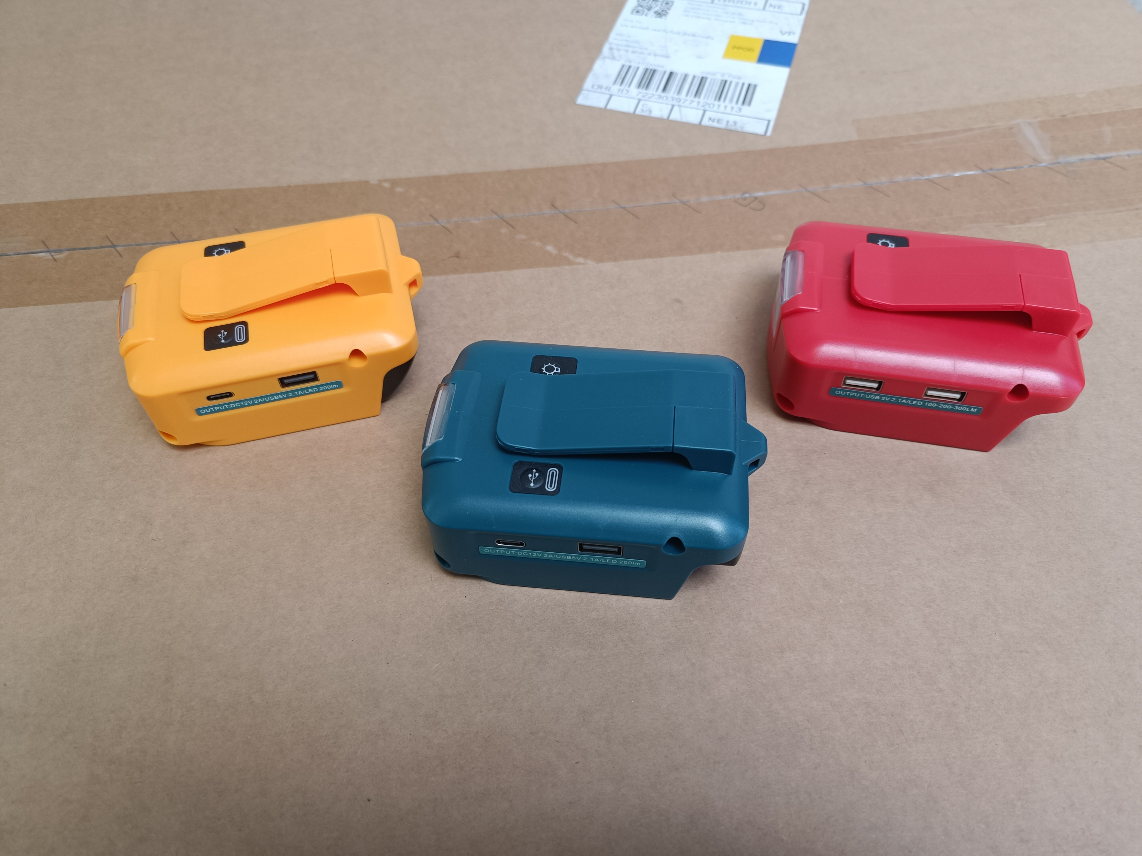 ตัวแปลงแบต Makita Dewalt Milwaukee อเด็บเตอร์ USB ทำเป็น Power Bank USB 2.1A + Type-C18W +LED 3W(300LM) +12VDC