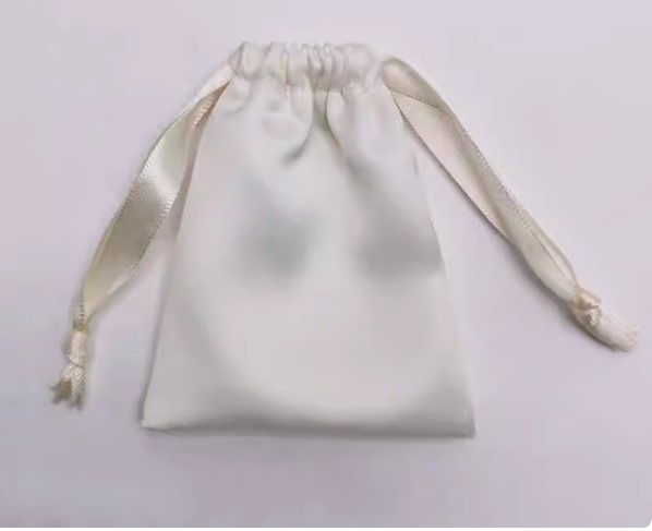 ถุงผ้าไหม ซาติน สายริบบิ้น ใส่ของขวัญ ของชำร่วย ของที่ระลึก ทำ logo ร้าน บริษัท หรือ ชื่อบ่าวสาวได้ 204917