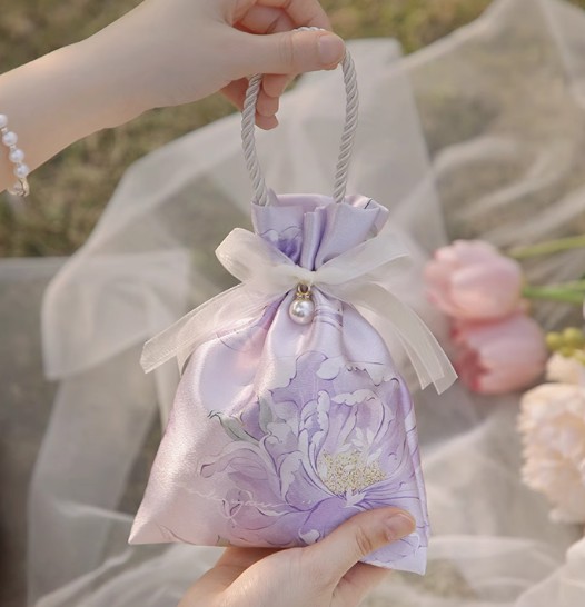 ถุงผ้าซาติน ลายดอกไม้ ตกแต่งด้วยไข่มุก สวยหรู หูเชือกเส้นใหญ่ ถุงใส่ของขวัญ ของชำร่วยงานแต่งงาน หรูหรา 527766