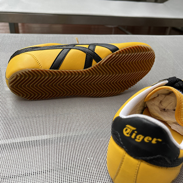 รองเท้าโอนิ ไทชิ Yellow / Black (X Bruce LEE) Rare item (Sz 38 euro คู่ที่ 038/100)