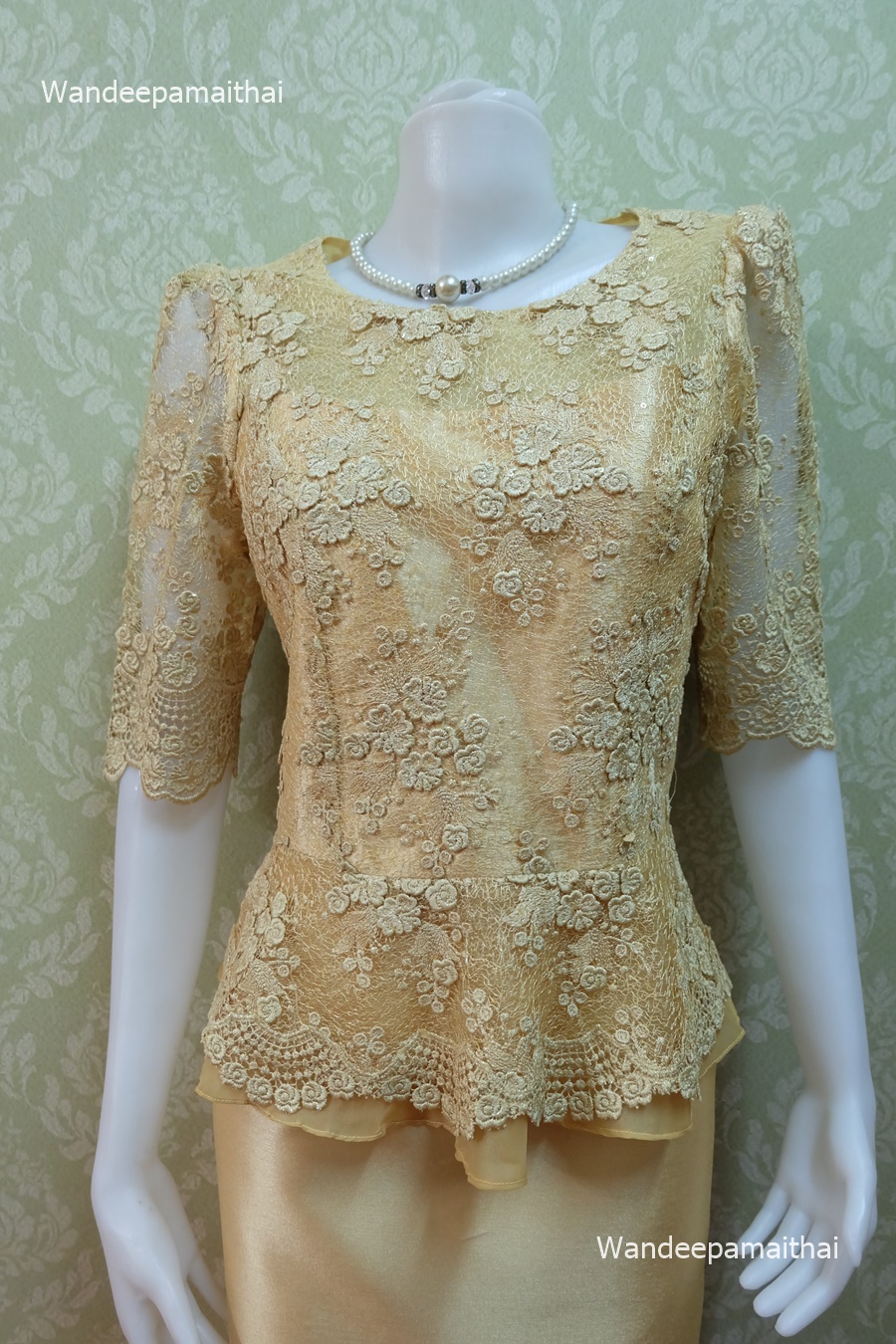 ชุดผ้าไหมอิตาลี อัดผ้ากาวทั้งตัว แต่งด้วยลูกไม้ฝรั่งเศสทั้งด้านหน้าและด้านหลัง แขนสามส่วน สีทอง เสื้อ+กระโปรงยาว เบอร์ 36