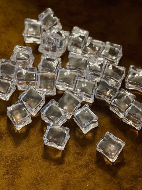 น้ำแข็งปลอม (น้ำแข็งสี่เหลี่ยมก้อนใหญ่) ขนาด 2.5 คูณ 2.5 ซม. 1 ถุงบรรจุครึ่งกิโล