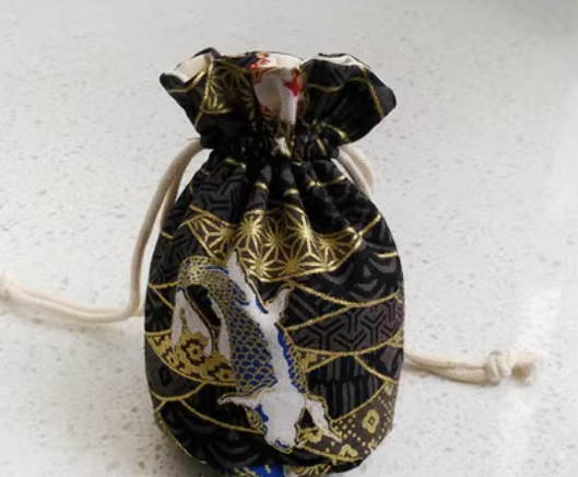 ถุงผ้าฝ้าย พิมพ์ลาย ดอกไม้ ปลา สีดำ ถุงผ้าใส่ของขวัญ ของชำร่วย ก้นกลม แบบสวย ๆ 135184