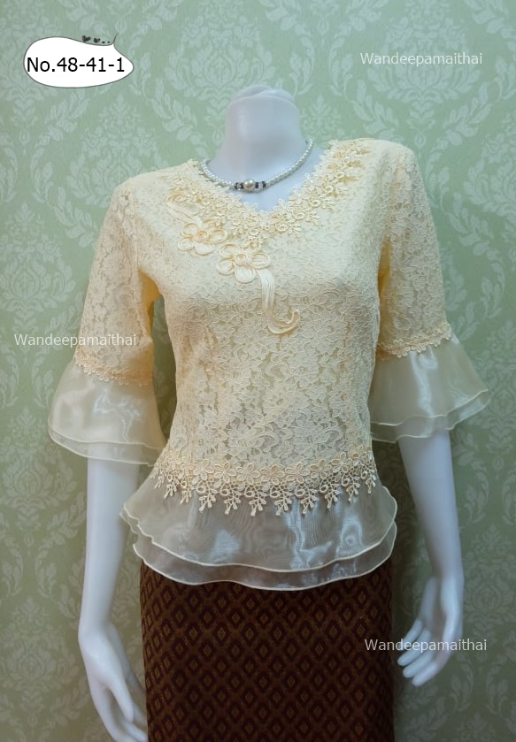 เสื้อลูกไม้ คอวี แขนระบายผ้าแก้ว ชายระบายผ้าแก้ว สีไข่ เบอร์ XXL