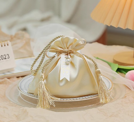 ถุงผ้าซาติน ใส่ของขวัญ ของชำร่วย ของแจก แบบหรูหรา ดีไซน์ ห้อยพู่ ตกแต่งด้วยไข่มุก สวยหรู 240390