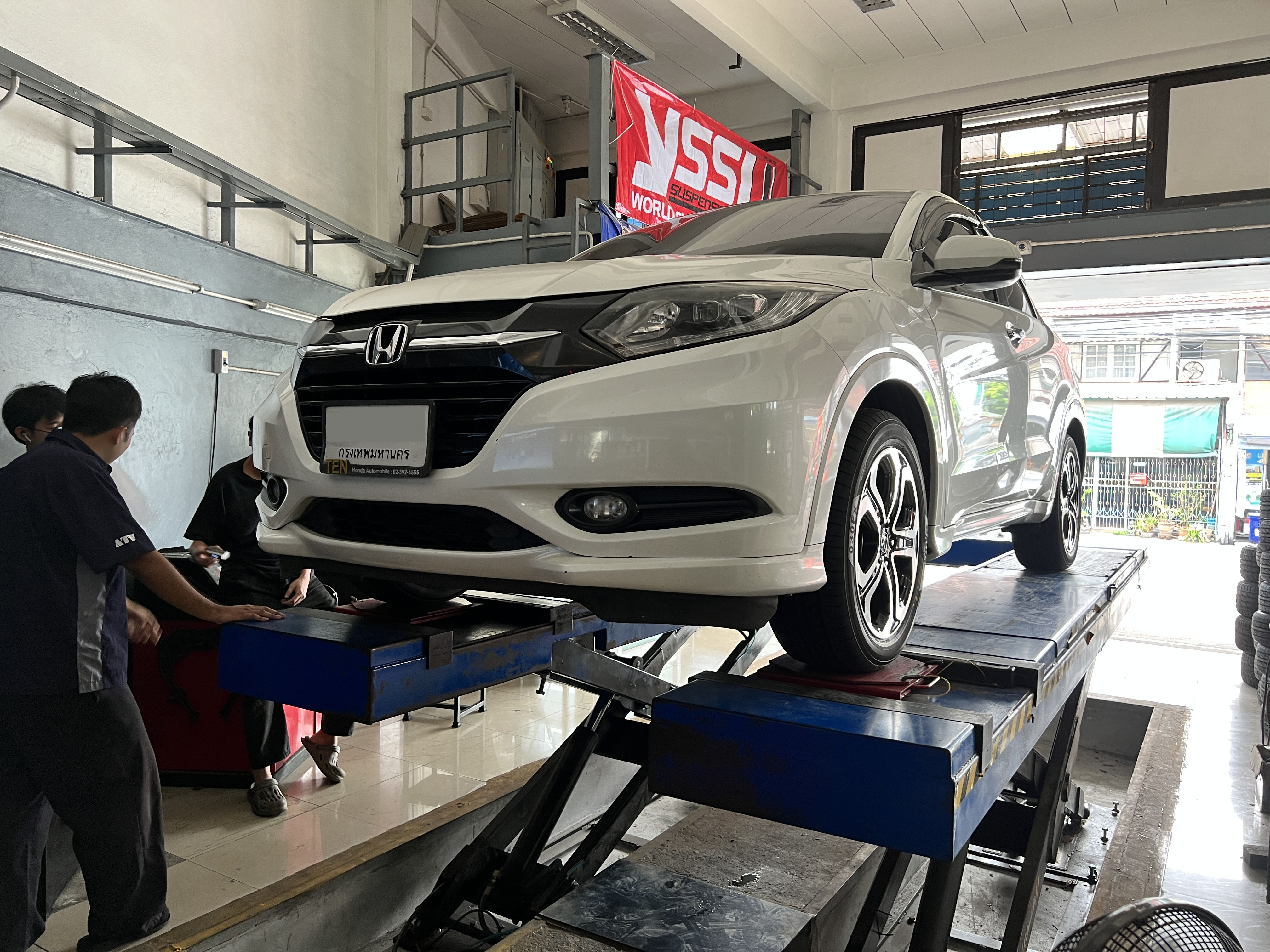 HONDA HRV ใช้งานประจำวันต้องการยางนุ่มนวล รีดน้ำดี เสียงเงียบ เลือกใช้งานยางผลิตญี่ปุ่น มั่นใจปลอดภัย [+] ALLIANCE AL30ex Made in Japan by Yokohama [+] ขนาด 215/55R17 โปรโมชั่นราคาพิเศษ ติดต่อสอบถามเพิ่มเติม โทร : 08-6569-1915 บุ๊ก และทีมงาน ยินดีต้อนรับครับ 𝙊𝙪𝙧 𝙎𝙚𝙧𝙫𝙞𝙘𝙚 บริการทางร้าน เรารับทำอะไรบ้าง 🔧 ติดตั้งยางแบบไร้รอย 100% 🔧 บริการสลับยาง ตามอายุ 🔧 มียางรถยนต์ทุกยี่ห้อให้เลือกซื้อ 🔧 เช็คช่วงล่าง แก้ปัญหาให้ตรงจุด 🔧 บริการล้างลิ้นปีกผีเสื้อ 🔧 บริการเช็คระยะรถยนต์ 🔧 เปลี่ยนถ่ายของเหลวทั้งระบบ 🔧 ตั้งศูนย์ด้วยเครื่อง HUNTER นำเข้าจาก USA #รถยนต์มีปัญหาไม่รู้ต้องแก้ตรงไหน ทางเรายินดี ตรวจหาปัญหาและหาวิธีแก้ บอกลูกค้าก่อนลงมือทำเสมอราคาเป็นธรรมไม่เอาเปรียบ สบายใจคุณลูกค้า ---------------------------------- ดูแลให้คำปรึกษาทุกปัญหาคาใจ ไม่ทิ้งลูกค้า มีบริการหลังการขาย 【ให้ผู้เชี่ยวชาญของเรา ดูแลรถคุณ】 ร้านยางเจริญรุ่งเรือง ยินดีต้อนรับครับ #ยางรถยนต์ #yokohama #alliance #al030ex #madeinjapan
