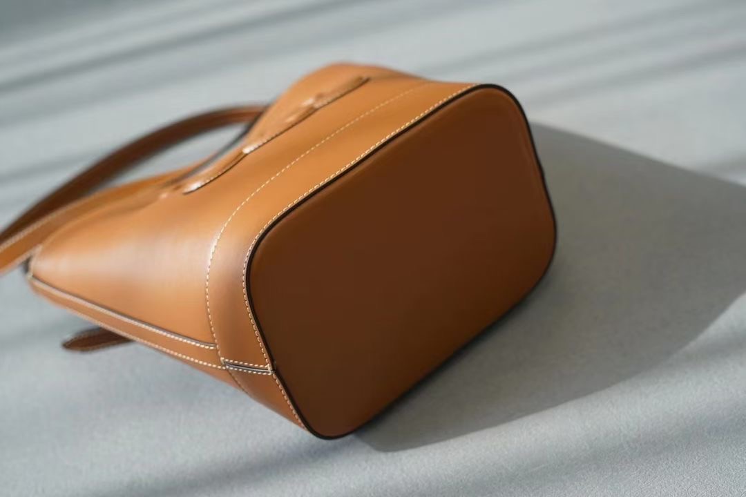 **do** กระเป๋าหนังแท้ Celine BUCKET CUIR TRIOMPHE IN SMOOTH CALFSKIN หนังนุ่มสวยมาก ของใหม่ แท้