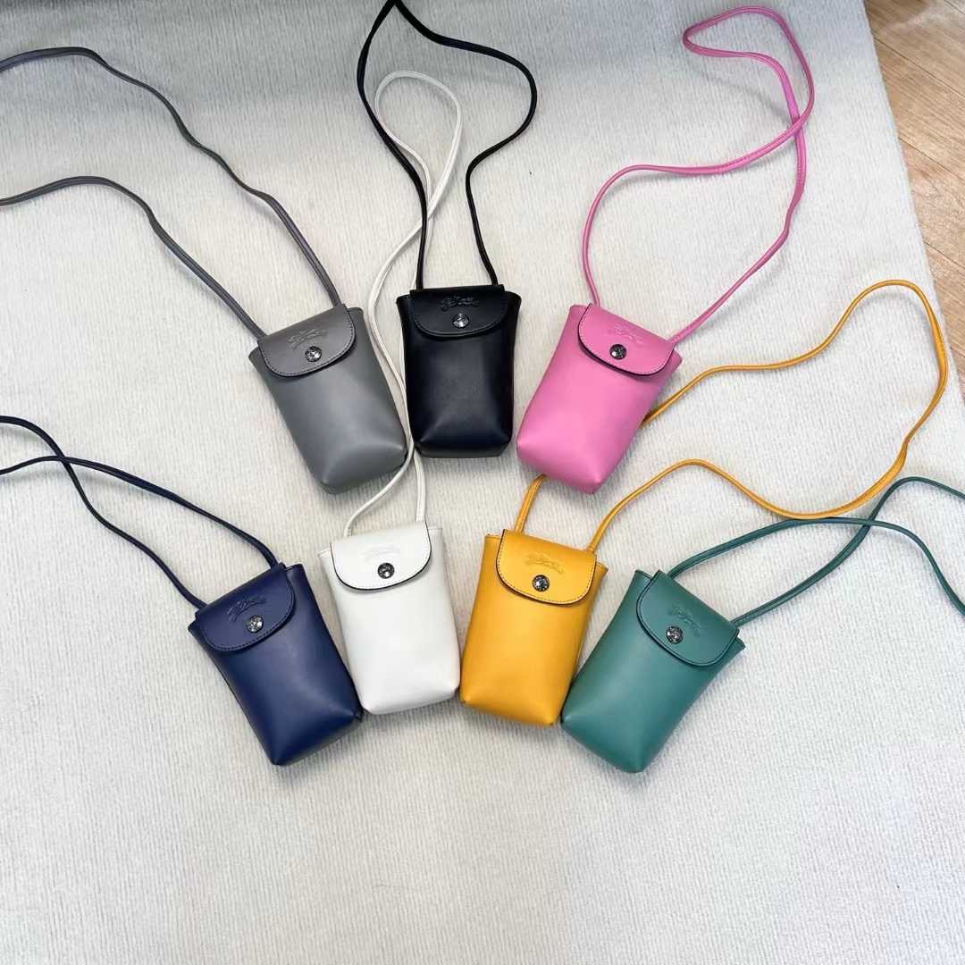 **do** กระเป๋าใส่โทรศัพท์ห้อยคอ LE PLIAGE XTRA PHONE CASE WITH LEATHER LACE มี 7 สี สินค้าใหม่ ของแท้