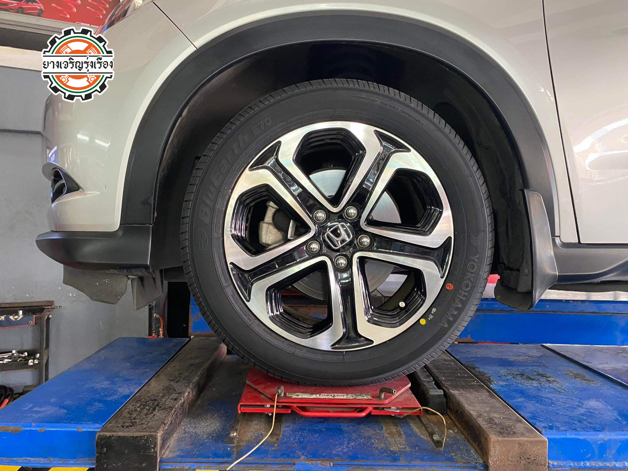 HONDA HRV เข้ารับบริการเปลี่ยนยางรถยนต์ ขอยางคุณภาพเยี่ยม ผลิตญึ่ปุ่น ☄️YOKOHAMA BluEarth E70 ขนาด 215/55R17 𝙊𝙪𝙧 𝙎𝙚𝙧𝙫𝙞𝙘𝙚 บริการทางร้านเรารับทำอะไรบ้าง 🔧 ติดตั้งยางแบบไร้รอย 100% 🔧 บริการสลับยาง ตามอายุ 🔧 มียางรถยนต์ทุกยี่ห้อให้เลือกซื้อ 🔧 เช็คช่วงล่าง แก้ปัญหาให้ตรงจุด 🔧 บริการล้างลิ้นปีกผีเสื้อ 🔧 บริการเช็คระยะรถยนต์ 🔧 เปลี่ยนถ่ายของเหลวทั้งระบบ 🔧 ตั้งศูนย์ด้วยเครื่อง HUNTER นำเข้าจาก USA สอบถามข้อมูลเพิ่มเติม หรือนัดหมายเข้ารับบริการ Tel : 08-6569-1915 Tel : 08-6544-5963 Line id : @88rw Tiktok : https://www.tiktok.com/@88rwycrr Youtube : https://youtube.com/@88rw Facebook : https://www.facebook.com/88rwtire Location : https://goo.gl/maps/HrNUAZXPN94KvxZ98?coh=178573&entry=tt #รถยนต์มีปัญหาไม่รู้ต้องแก้ตรงไหน ทางเรายินดี ตรวจหาปัญหาและหาวิธีแก้ บอกลูกค้าก่อนลงมือทำเสมอราคาเป็นธรรมไม่เอาเปรียบ สบายใจคุณลูกค้า ---------------------------------- ดูแลให้คำปรึกษาทุกปัญหาคาใจ ไม่ทิ้งลูกค้า มีบริการหลังการขาย 【ให้ผู้เชี่ยวชาญของเรา ดูแลรถคุณ】 ร้านยางเจริญรุ่งเรือง ยินดีต้อนรับครับ ---------------------------------- #โช๊คอัพรถยนต์ #monroe #yss #kayaba #profender #ร้านยางเจริญรุ่งเรือง #นนทบุรี #งามวงศ์วาน #amsfix #บริการช่วงล่างรถยนต์ #ซ่อมบำรุงช่วงล่าง #เซทอัพโช๊คอัพรถยนต์