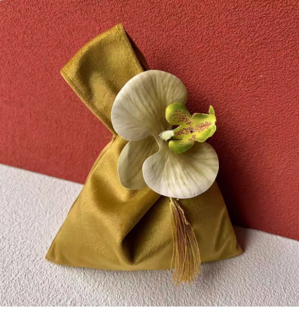ถุงผ้ากำมะหยี่ ใส่ของขวัญ ของชำร่วย งานแต่งงาน ขนาดเล็ก ตกแต่ง ด้วย ดอกกล้วยไม้ สวย ๆ 805787