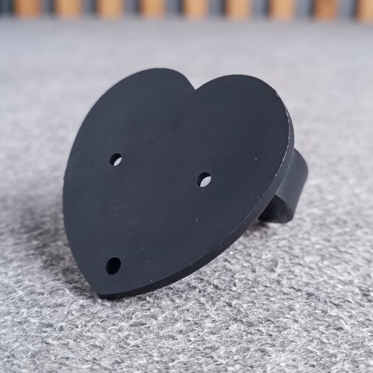 ขาแขวนไมค์ รูปหัวใจ HM-6 ที่แขวนไมค์ ติดผนัง ขาแขวนไมโครโฟนแบบพลาสติกสีดำ ขาแขนไมค์รูปหัวใจ เอไอ-ไพศาล