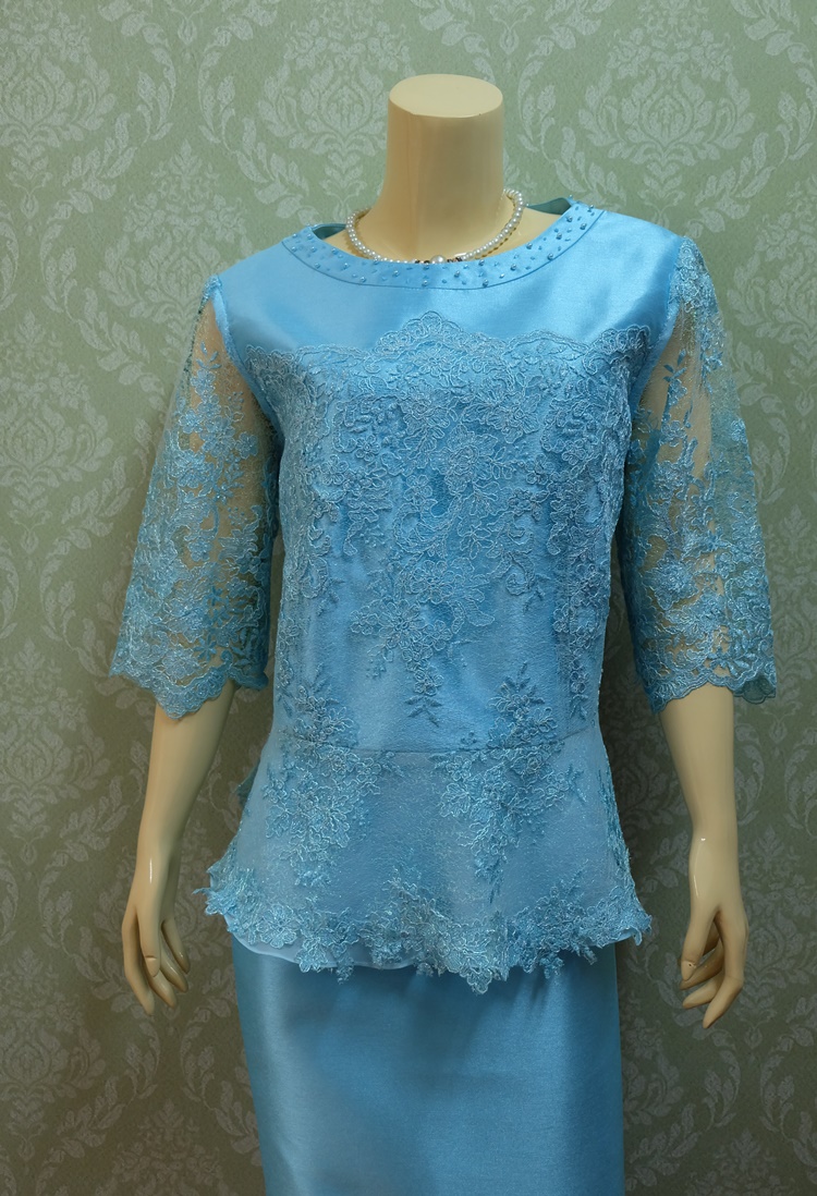 ชุดผ้าไหมอิตาลี ด้านหน้าแต่งลูกไม้ฝรั่งเศส คอปักมุขและเลื่อม อัดผ้ากาวทั้งตัว แขนสามส่วน สีฟ้า เสื้อ+กระโปรงยาว เบอร์ 44