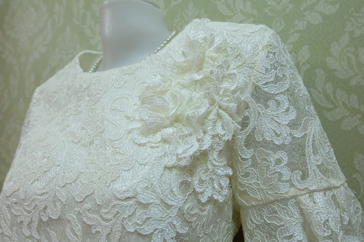 เสื้อลูกไม้ฝรั่งเศส อกแต่งดอกไม้ แขน3ส่วน สีครีมอ่อน เบอร์ XXXL อกเสื้อวัดจริง 44 นิ้ว