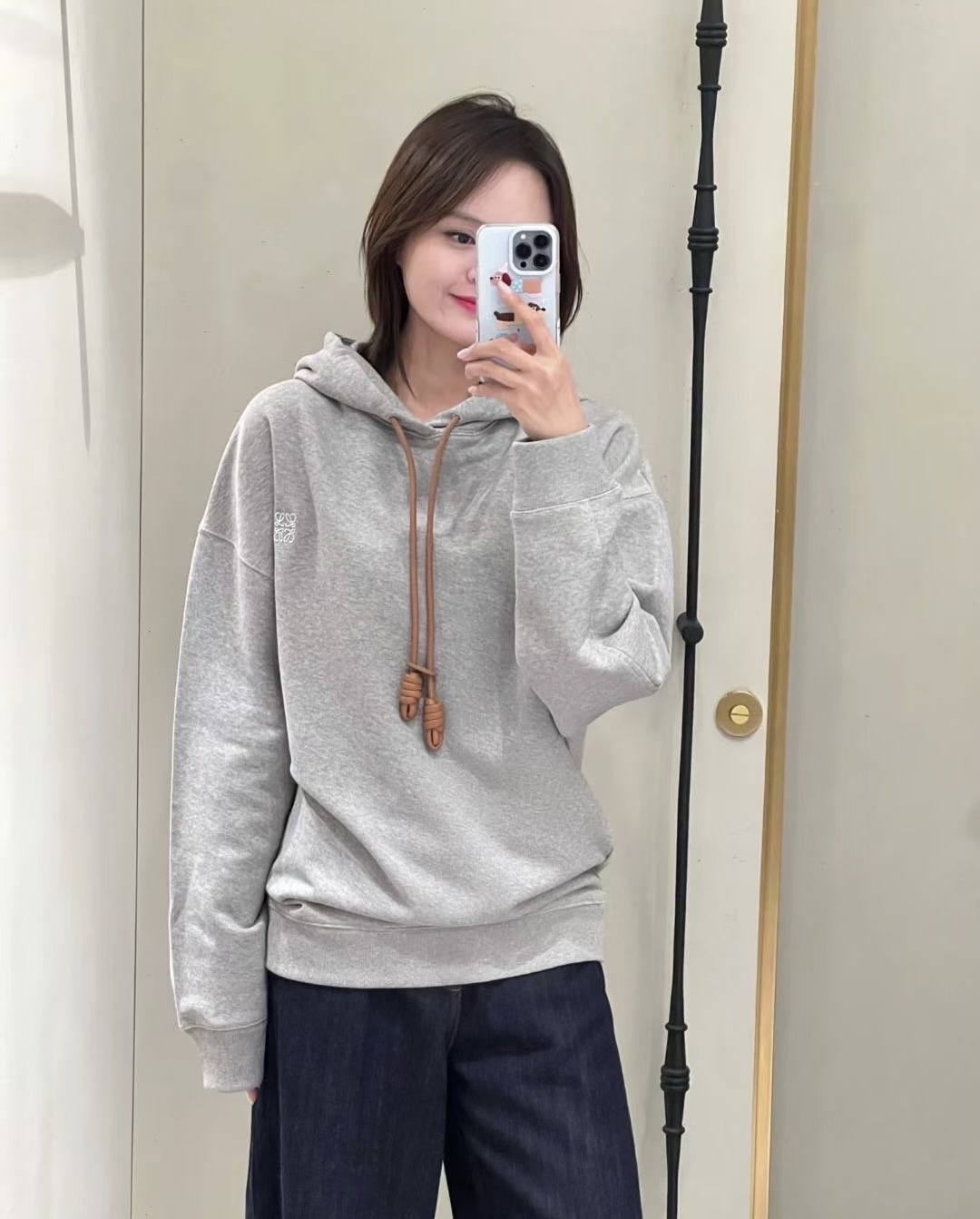 **do** เสื้อกันหนาว Loewe Relaxed fit hoodie in cotton มีเชือกหนังปรับหมวก ใส่ได้ ชาย หญิง สินค้าใหม่ ของแท้