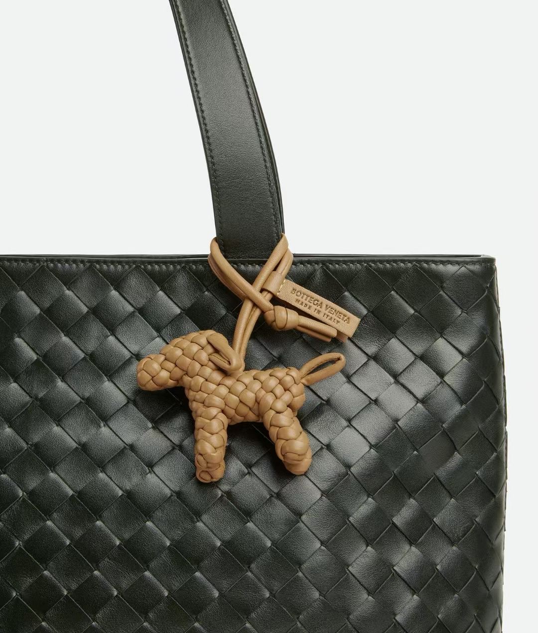 **do** ที่ห้อยกระเป๋า Bottega Dog Charm หนังแกะสาน มี 3สี ใหม่ ของแท้