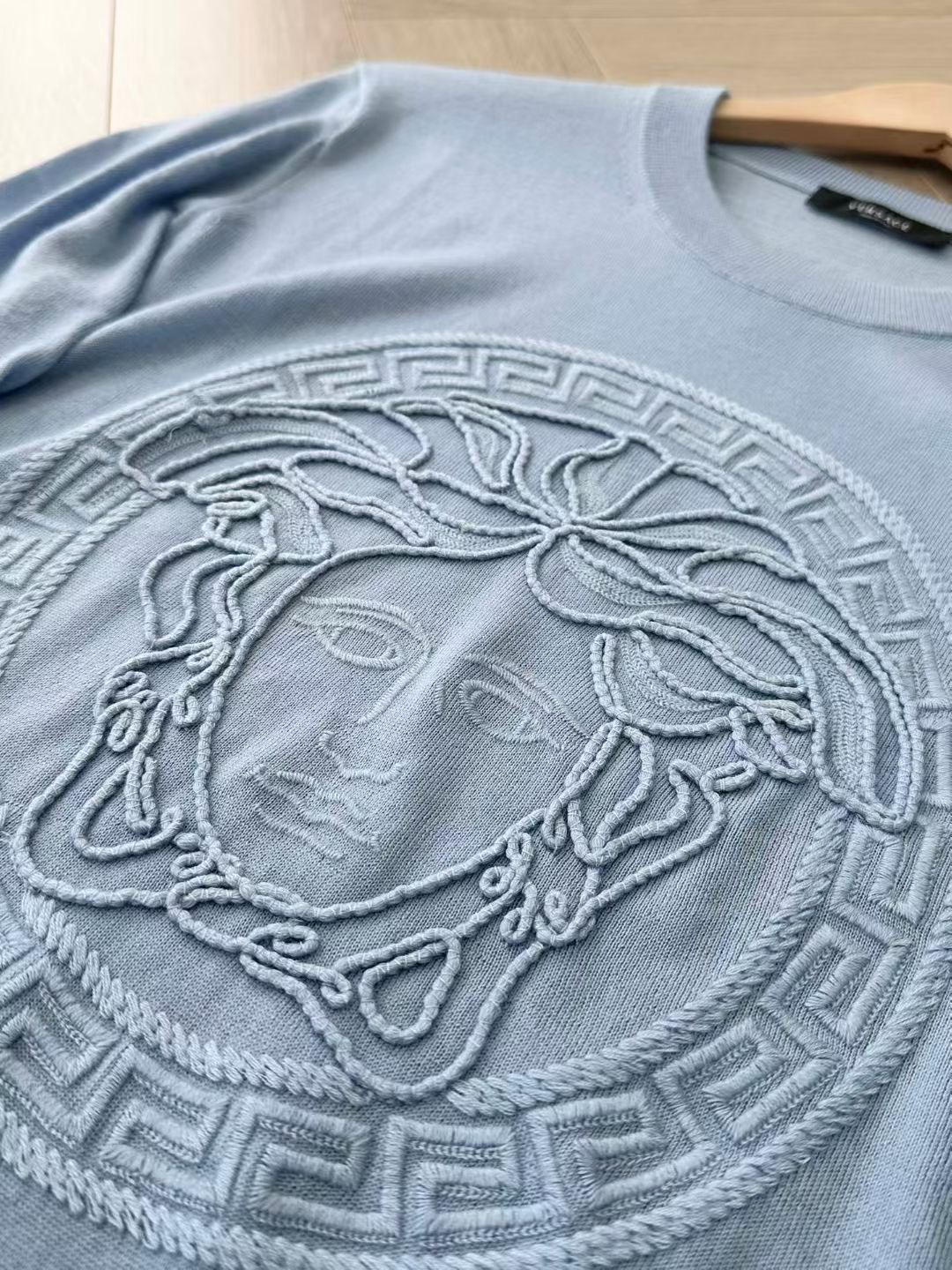 **do** เสื้อ VERSACE Medusa Embroidered Wool Sweater มีใส่ได้ ชาย หญิง สินค้าใหม่ ของแท้