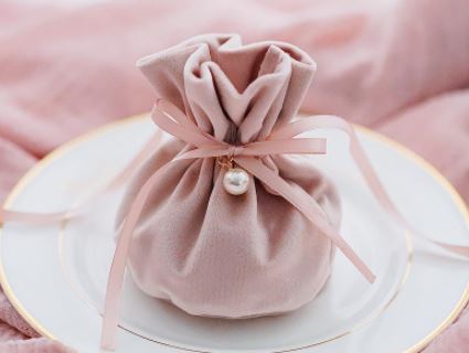 ถุงผ้ากำมะหยี่ ถุงใส่ของขวัญ ของชำร่วย งานแต่งงาน ถุงผ้าสีพื้น ตกแต่ง ริบบิ้น สีทอง ฟ้า ชมพู ถุงผ้าทรงกลม 257510